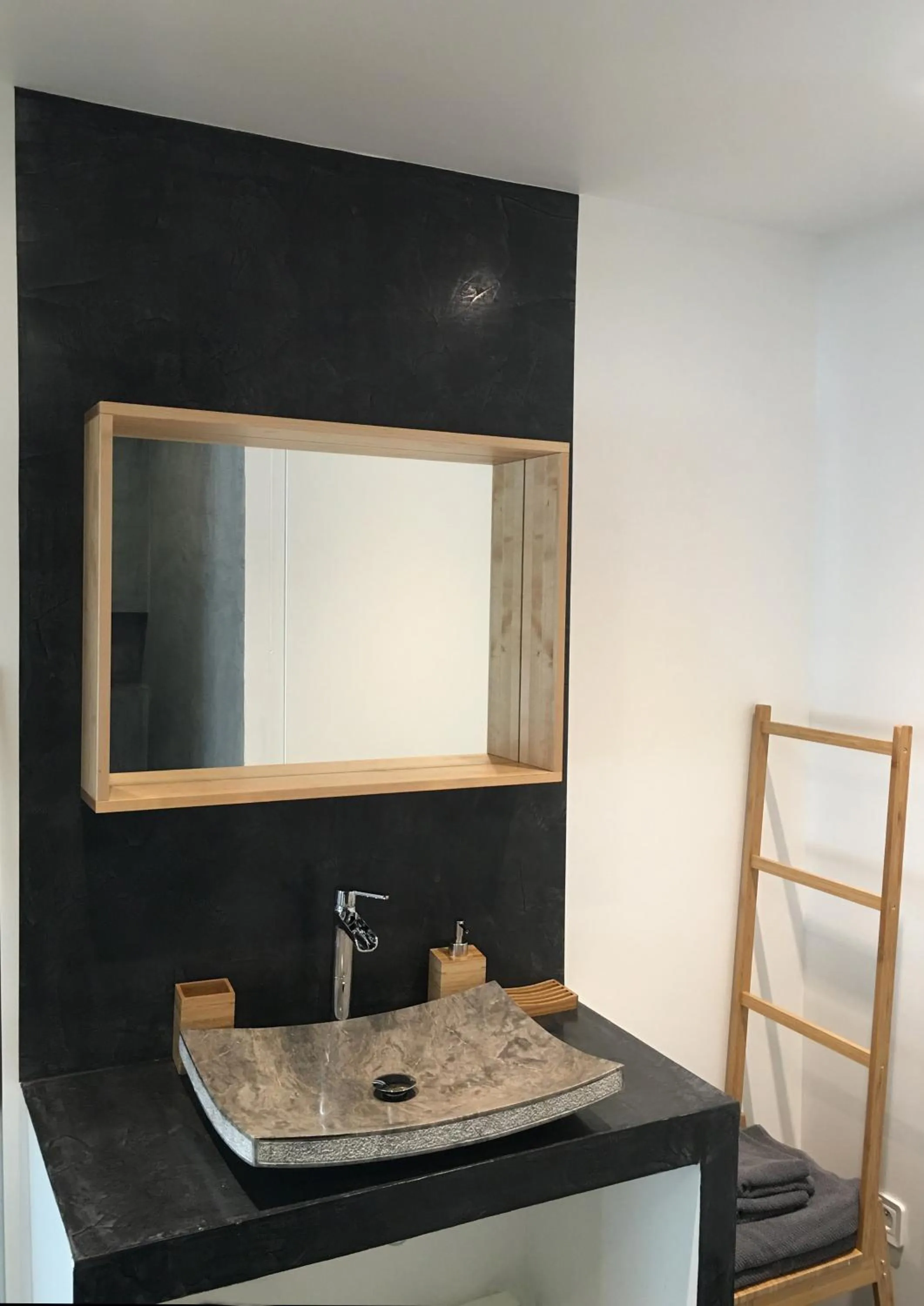 Bathroom in La Datcha Delicatessen