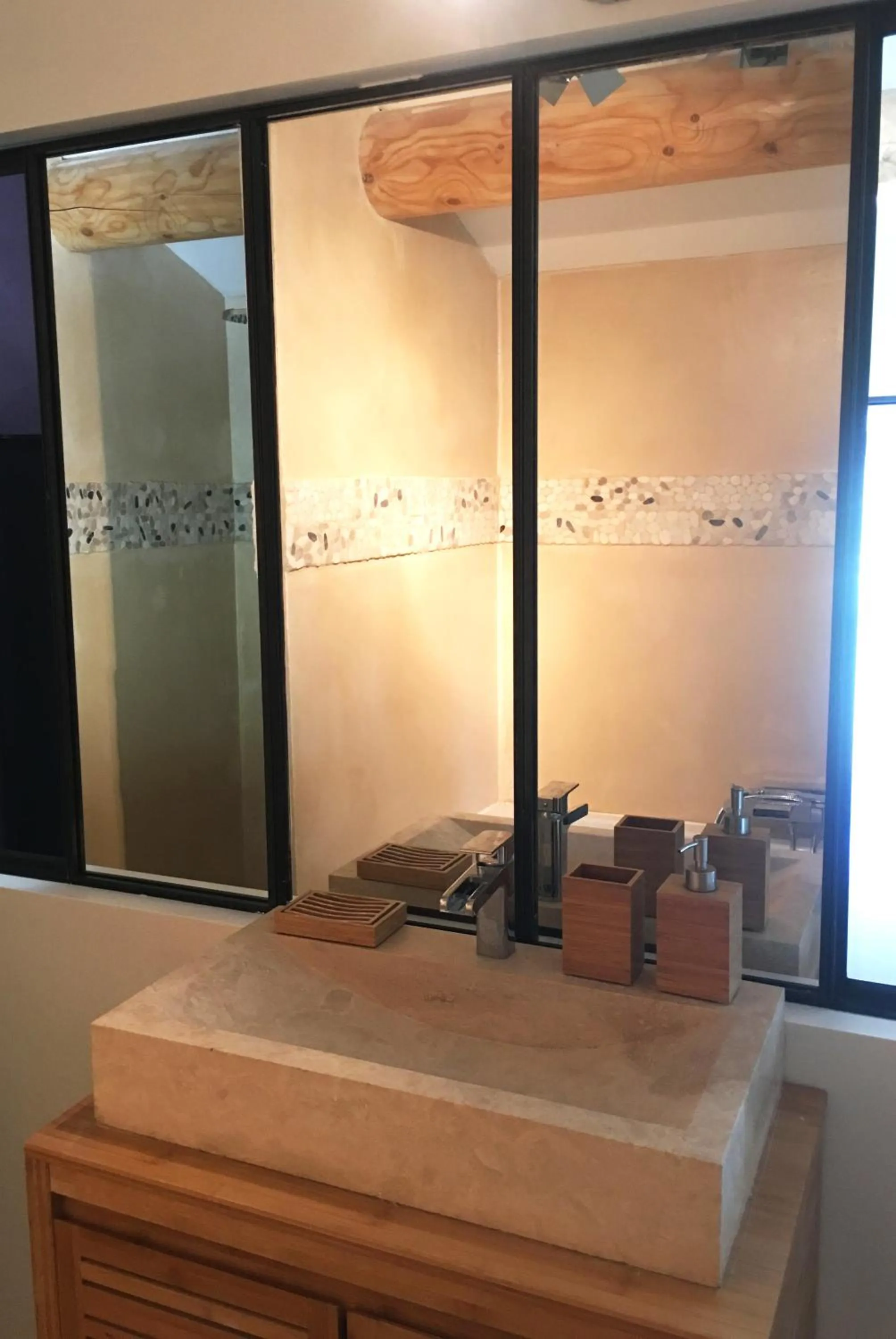 Bathroom in La Datcha Delicatessen