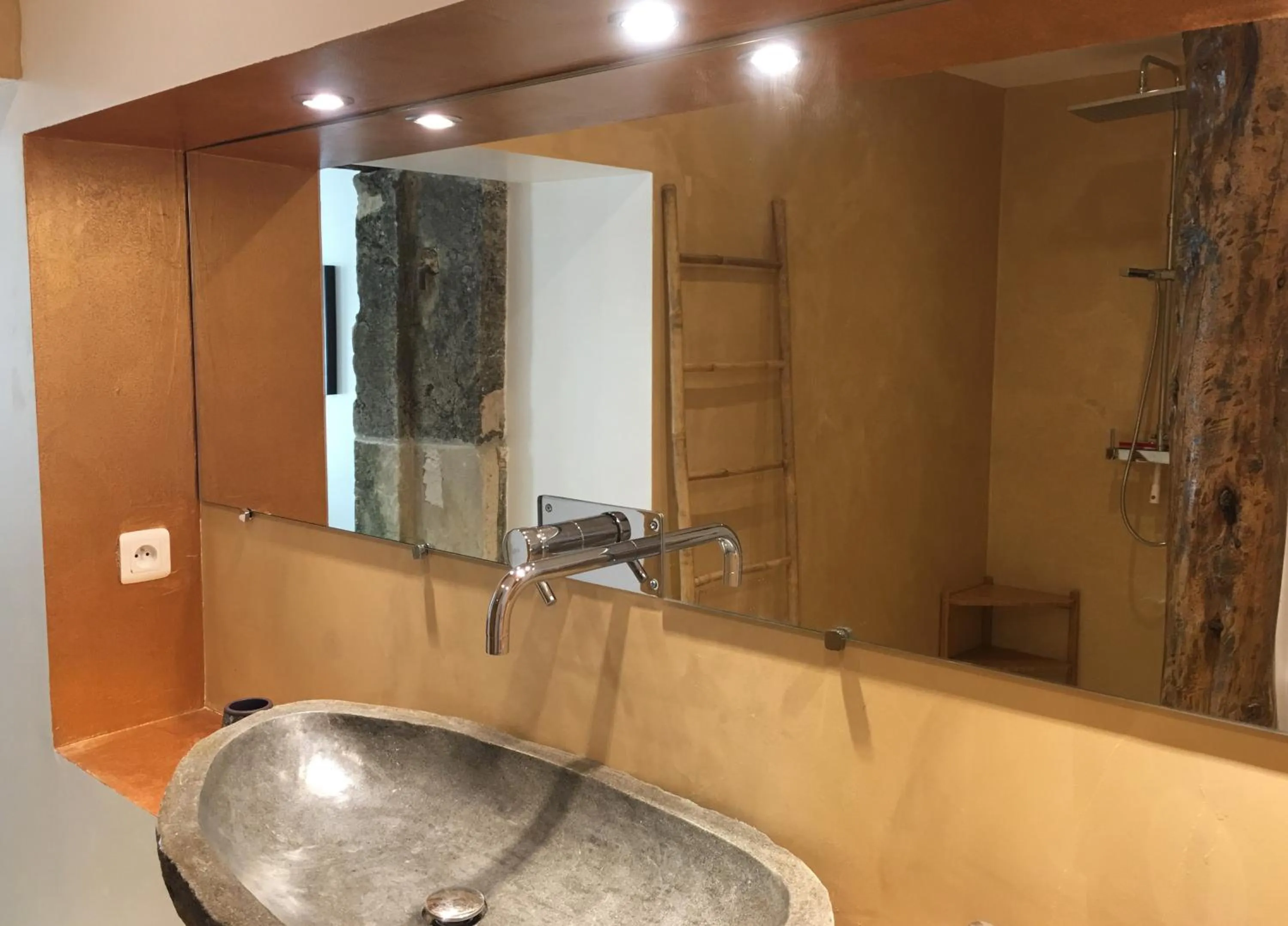 Shower in La Datcha Delicatessen