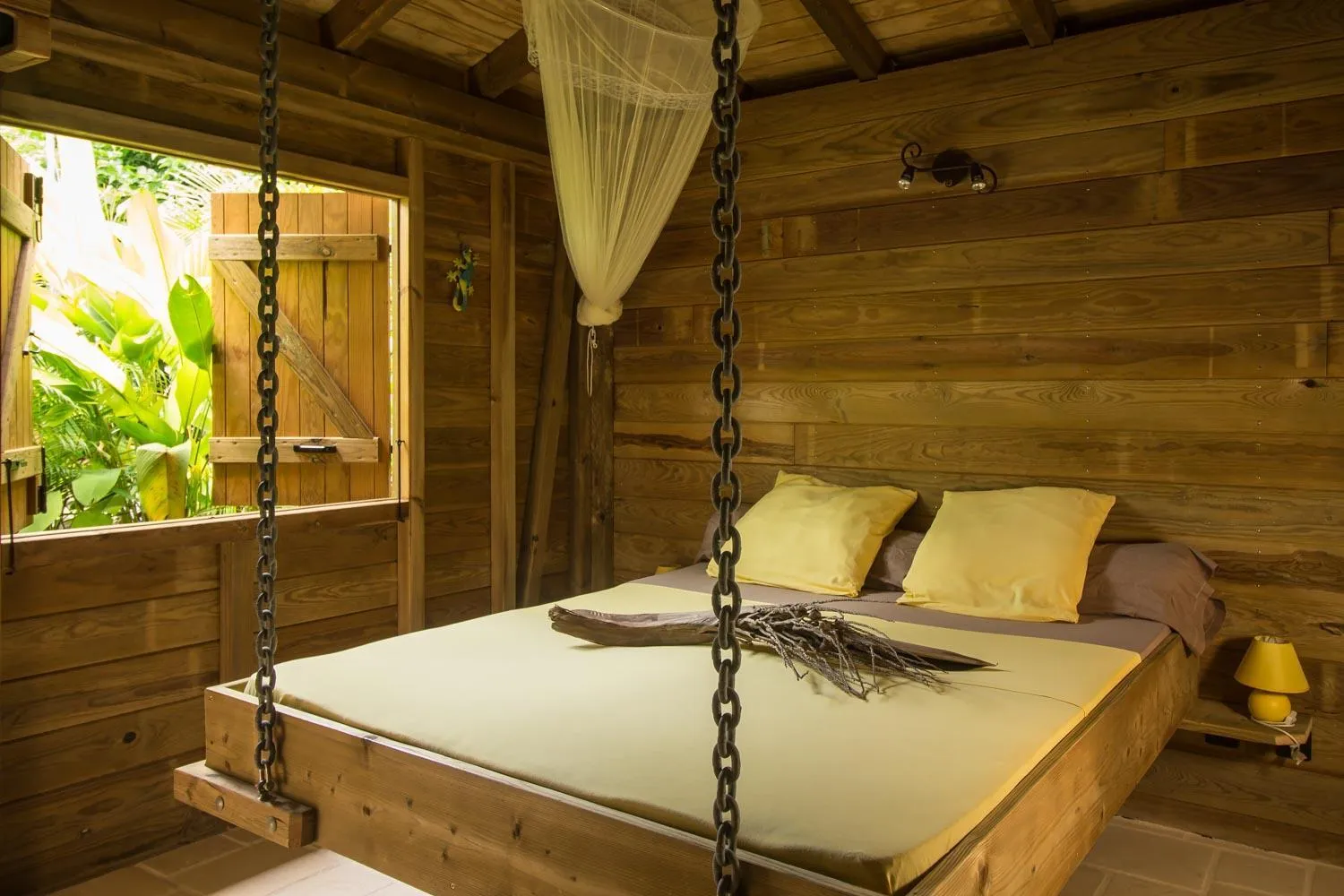 Bed in Iguana Ecolodge