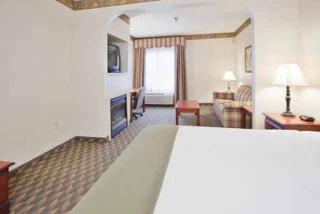 Bed in Holiday Inn Express Hotel & Suites Laurinburg by IHG