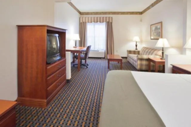 Bed in Holiday Inn Express Hotel & Suites Laurinburg by IHG