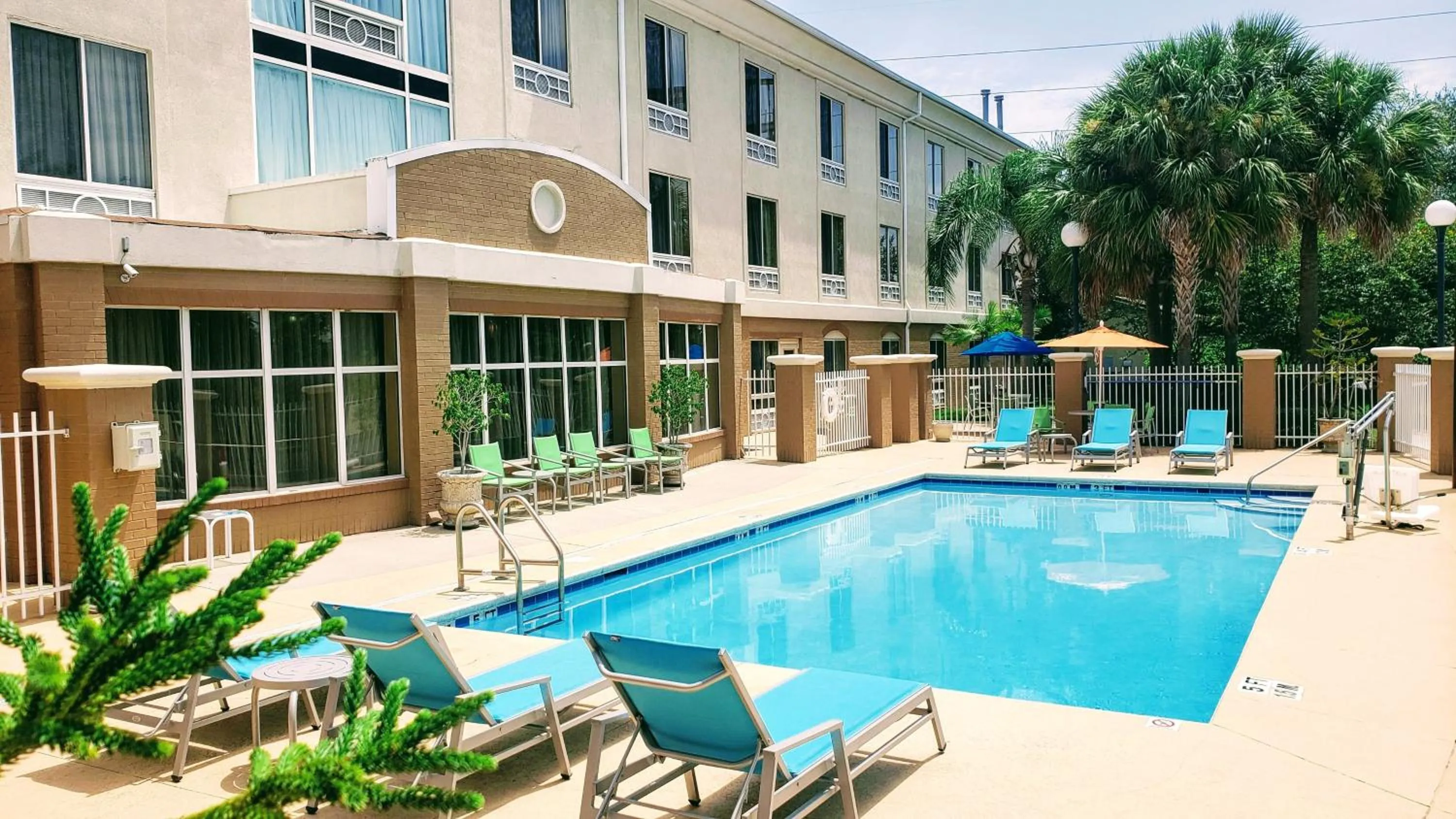 Swimming pool in Holiday Inn Express & Suites Jacksonville South - I-295 by IHG