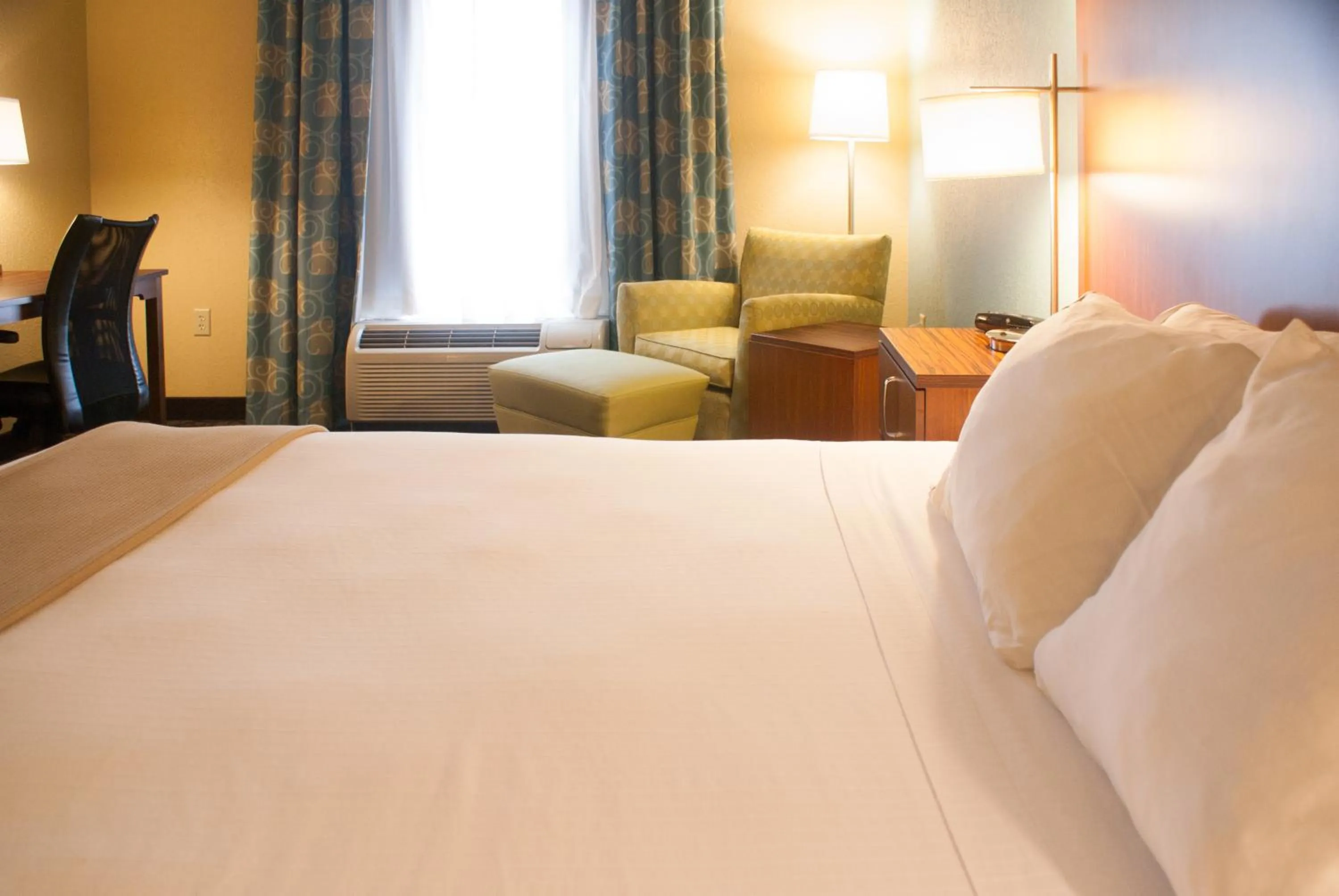Bed in Holiday Inn Express & Suites Jacksonville South - I-295 by IHG