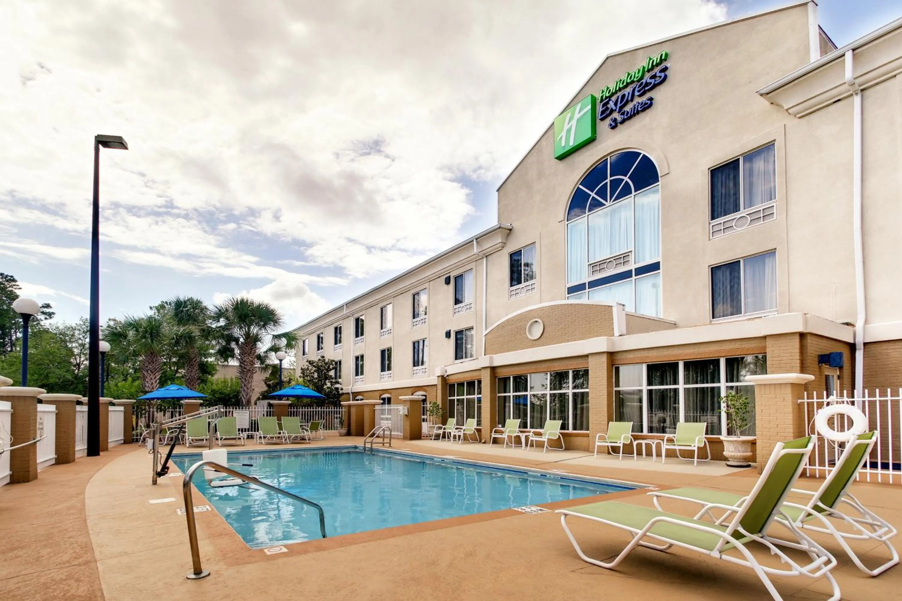 Swimming pool in Holiday Inn Express & Suites Jacksonville South - I-295 by IHG