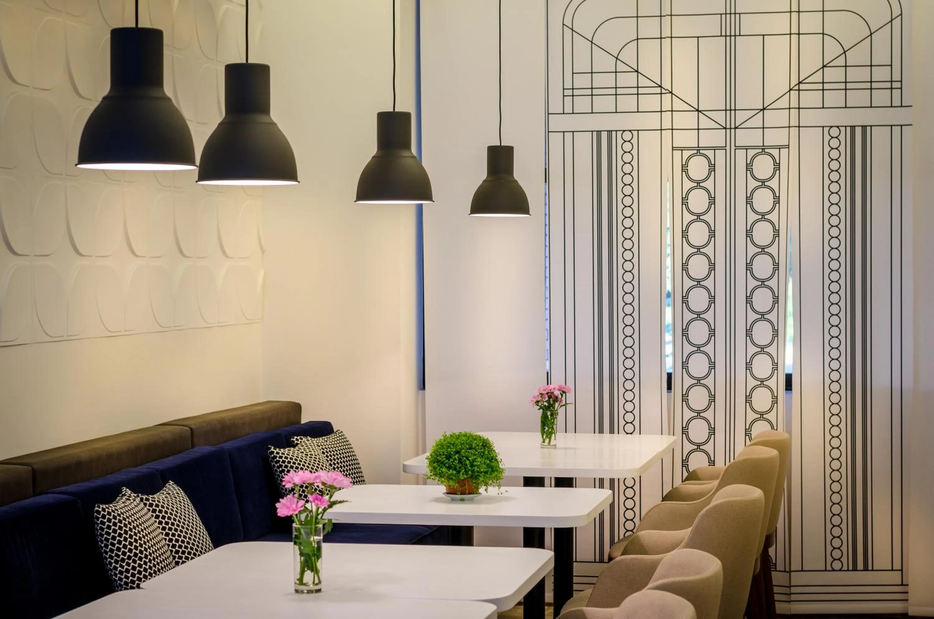 Restaurant/places to eat in Hotel Passport