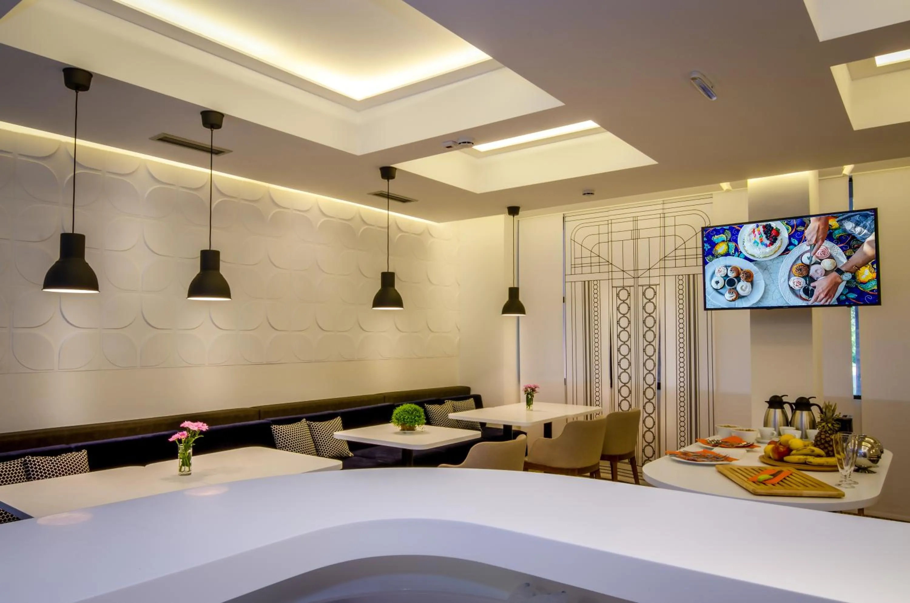 Restaurant/places to eat in Hotel Passport