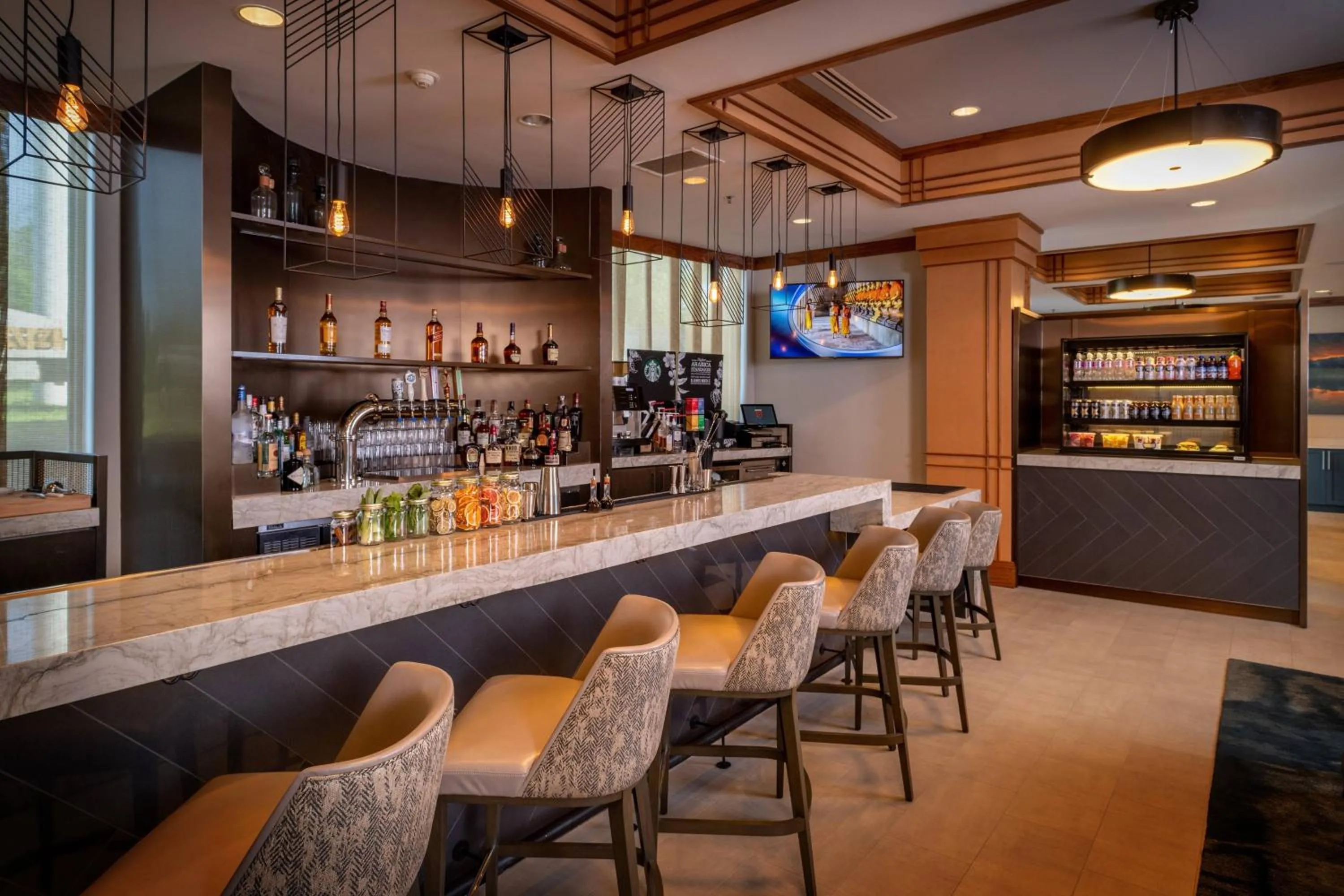 Lounge or bar in Delta Hotels by Marriott Huntington Mall