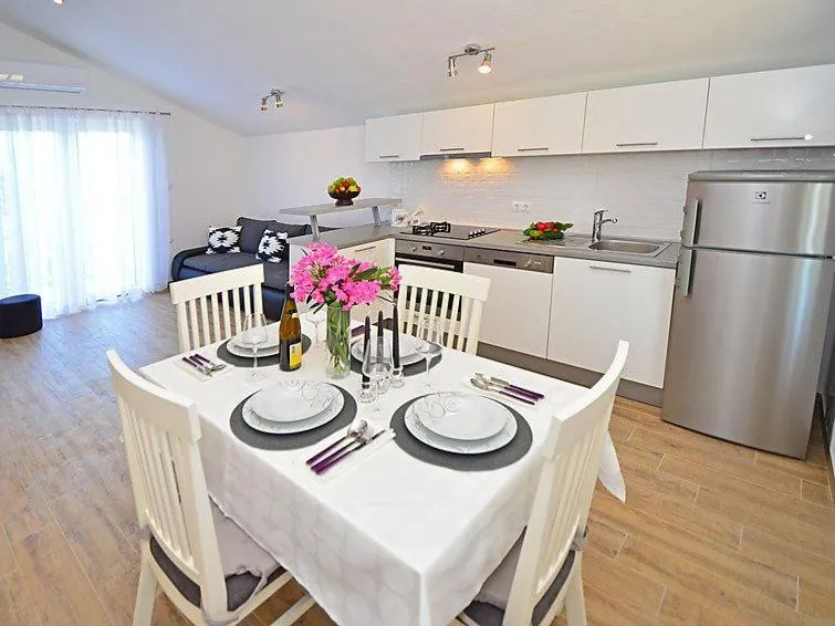 Dining area in Apartmani Luka & Iva