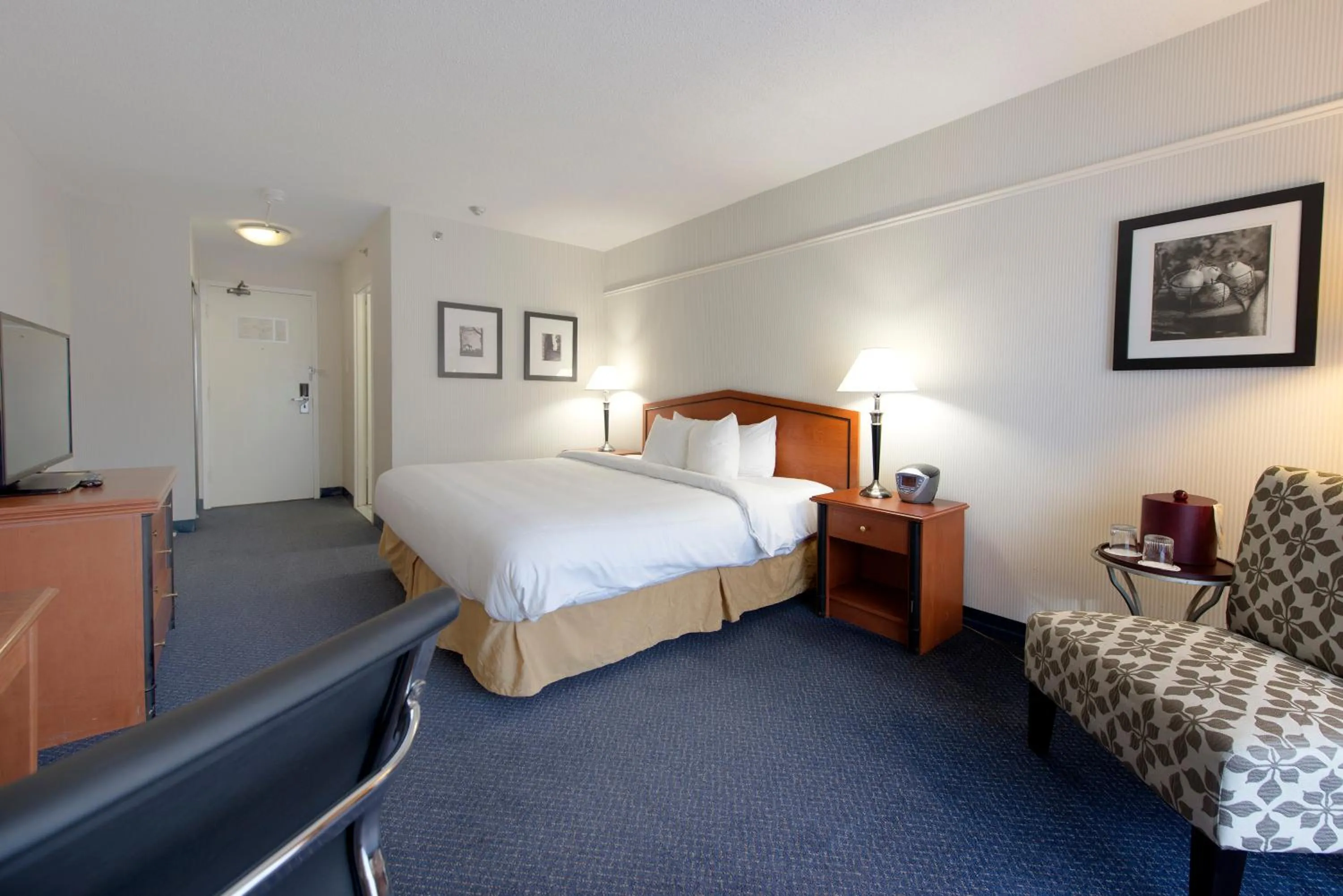 Bedroom, Bed in Toronto Don Valley Hotel and Suites