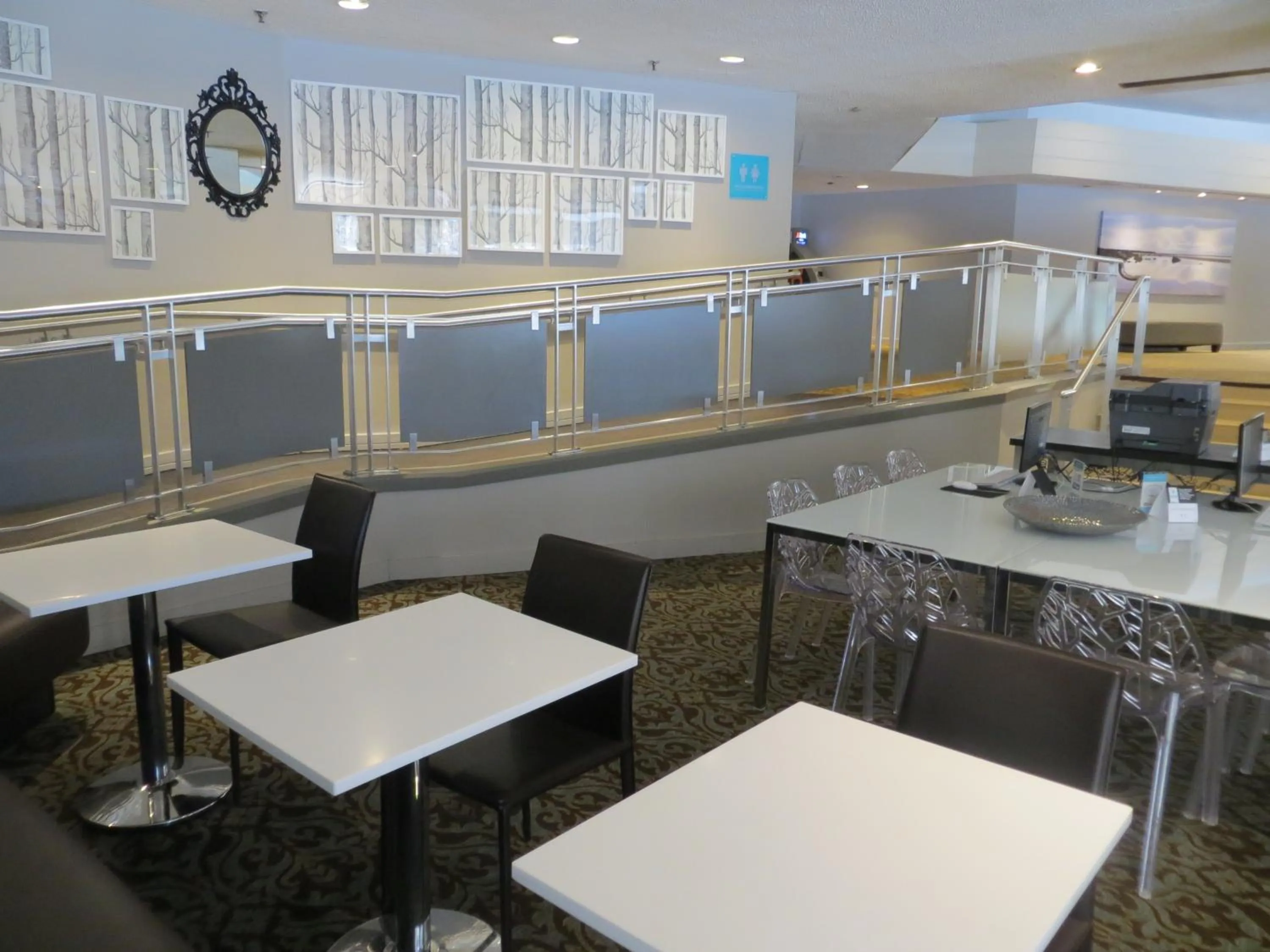 Restaurant/places to eat in Toronto Don Valley Hotel and Suites