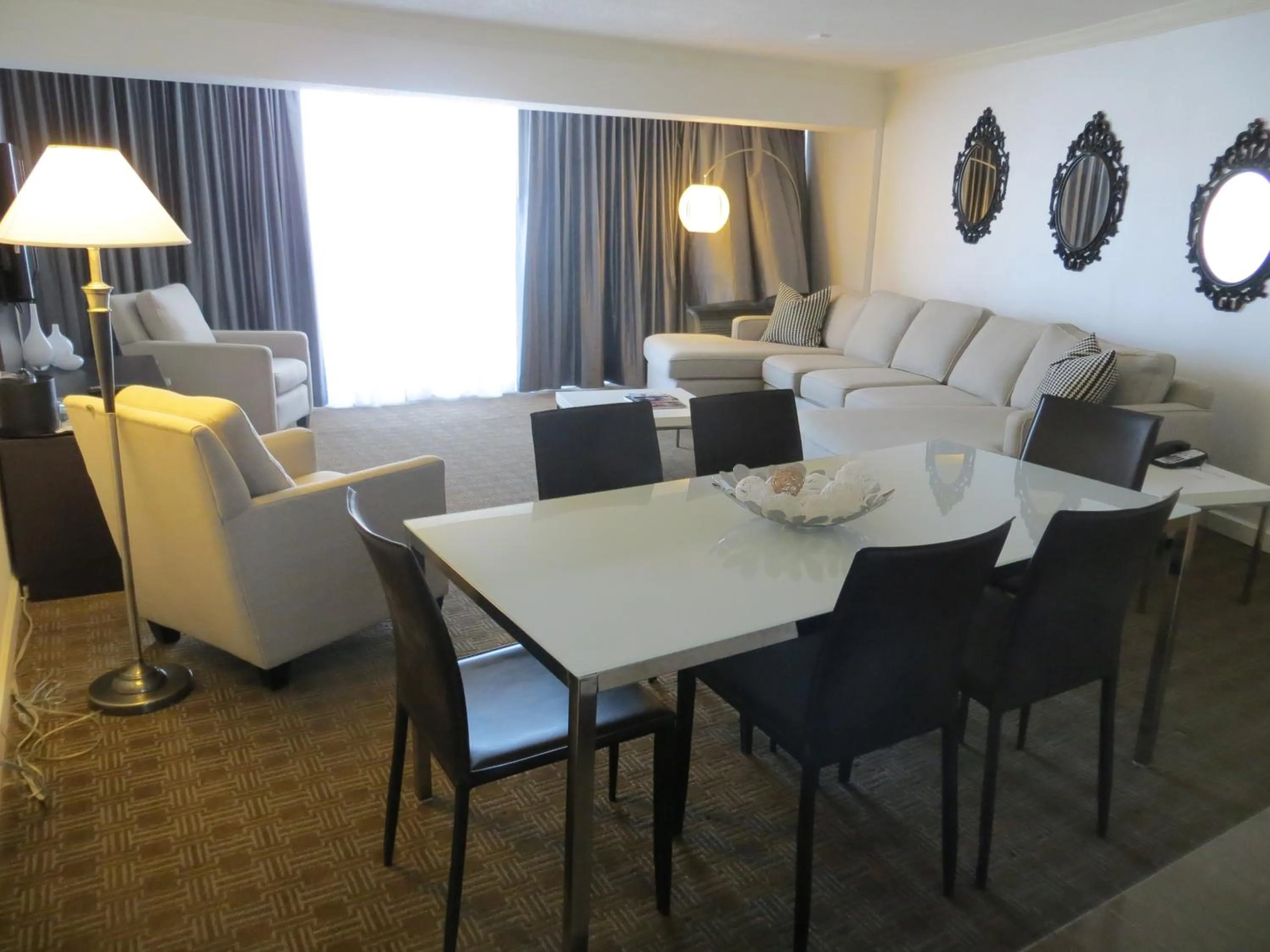 Living room in Toronto Don Valley Hotel and Suites