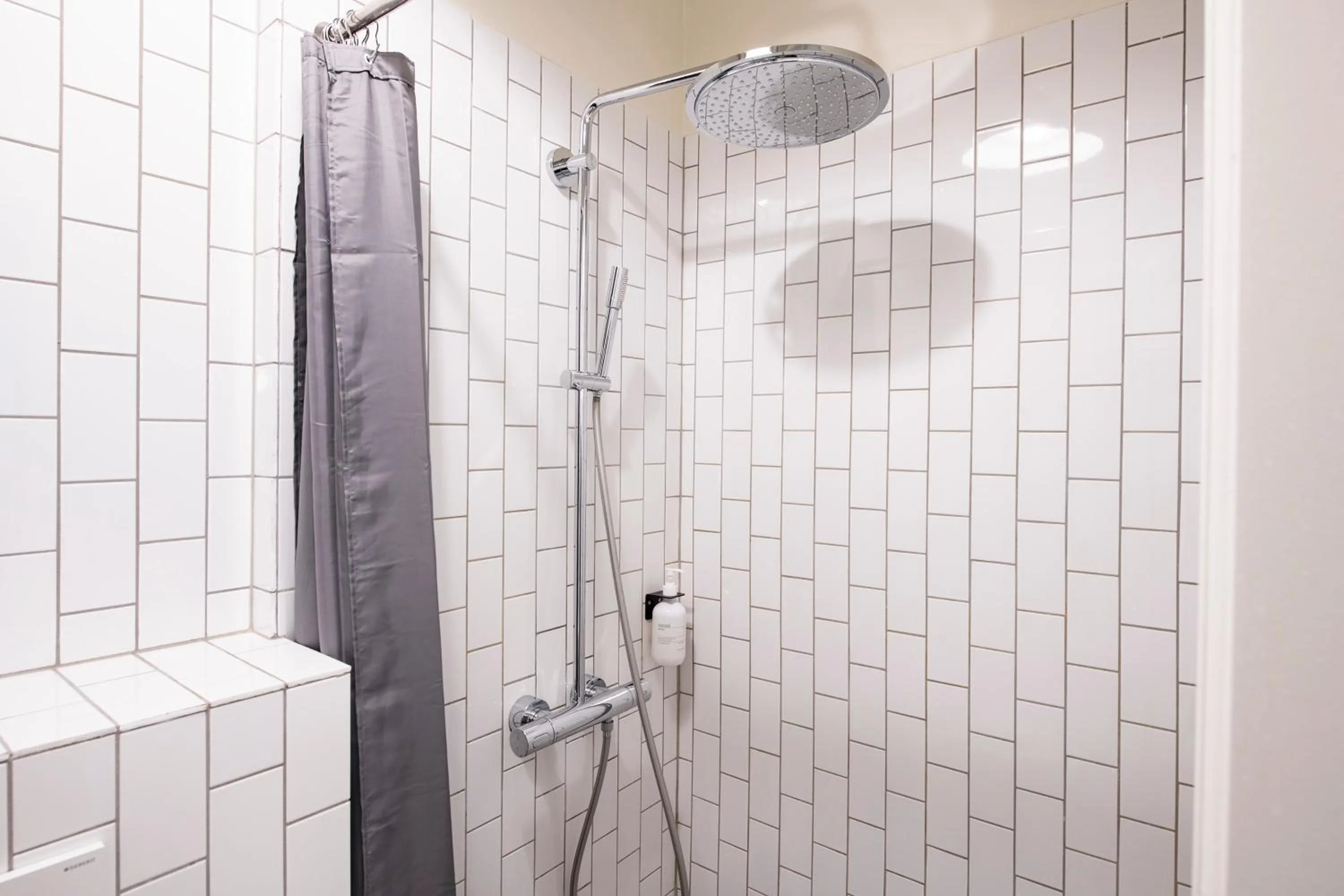 Shower in The Citadel Apartments by Daniel&Jacob's