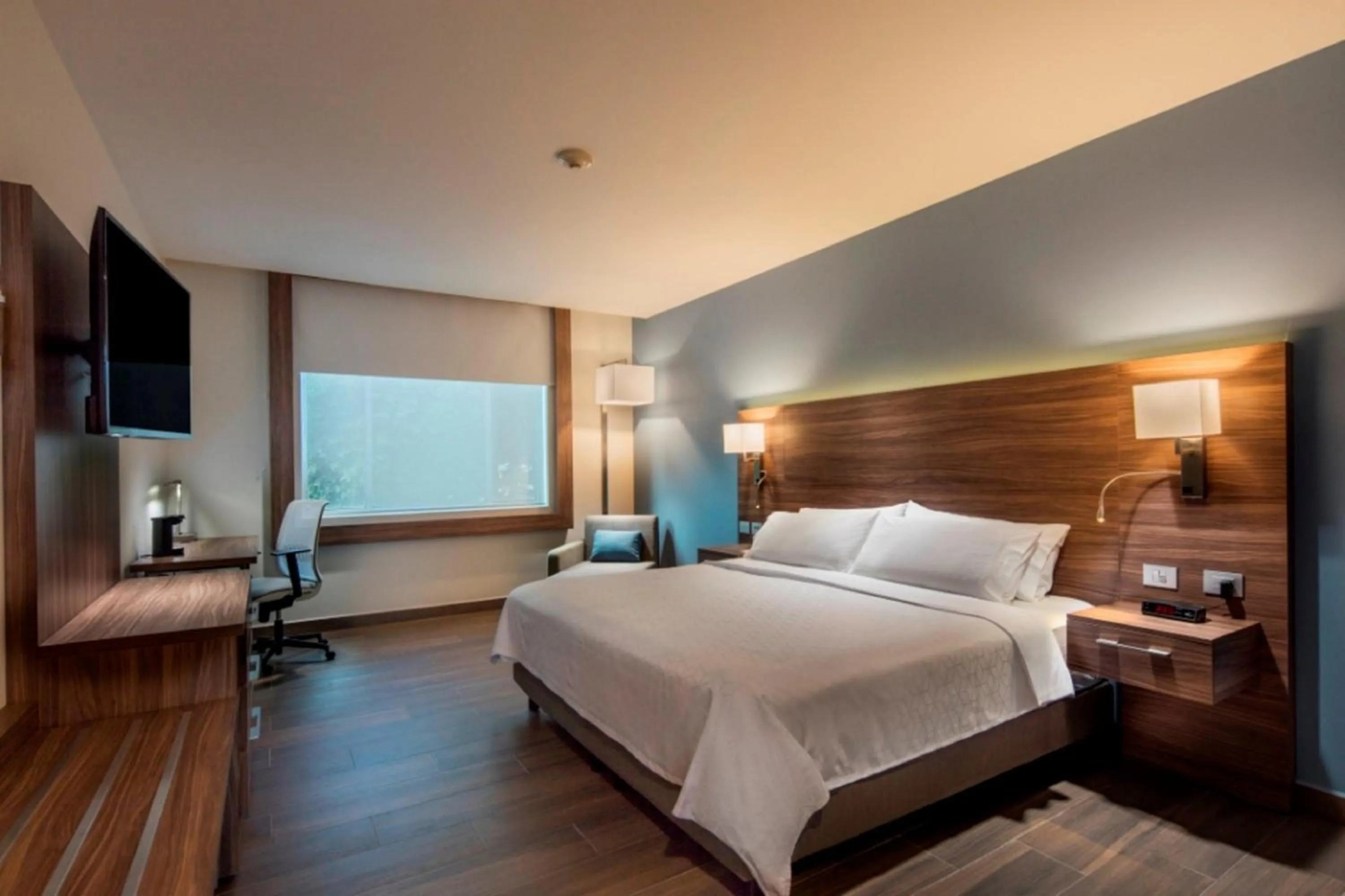 Photo of the whole room, Bed in Holiday Inn Express Puebla by IHG