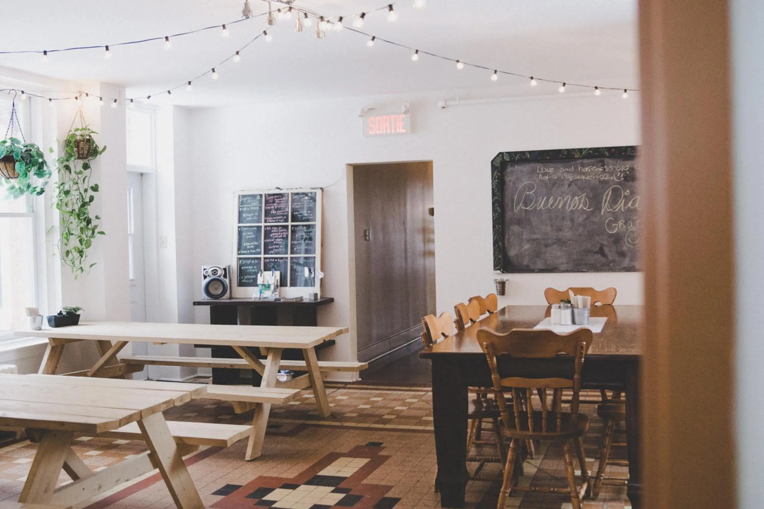 Communal kitchen in Auberge de Jeunesse Magog-Orford Hostel