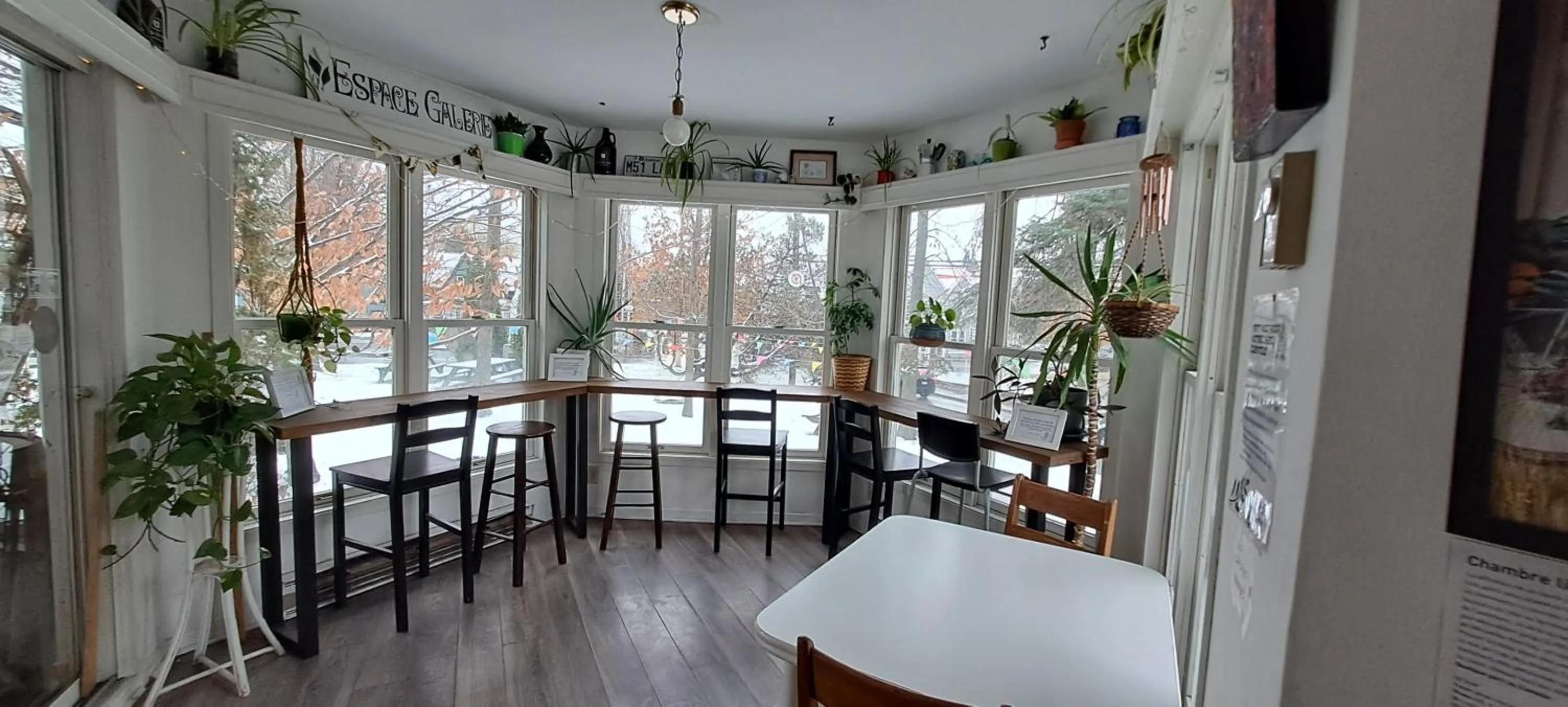 Restaurant/places to eat in Auberge de Jeunesse Magog-Orford Hostel