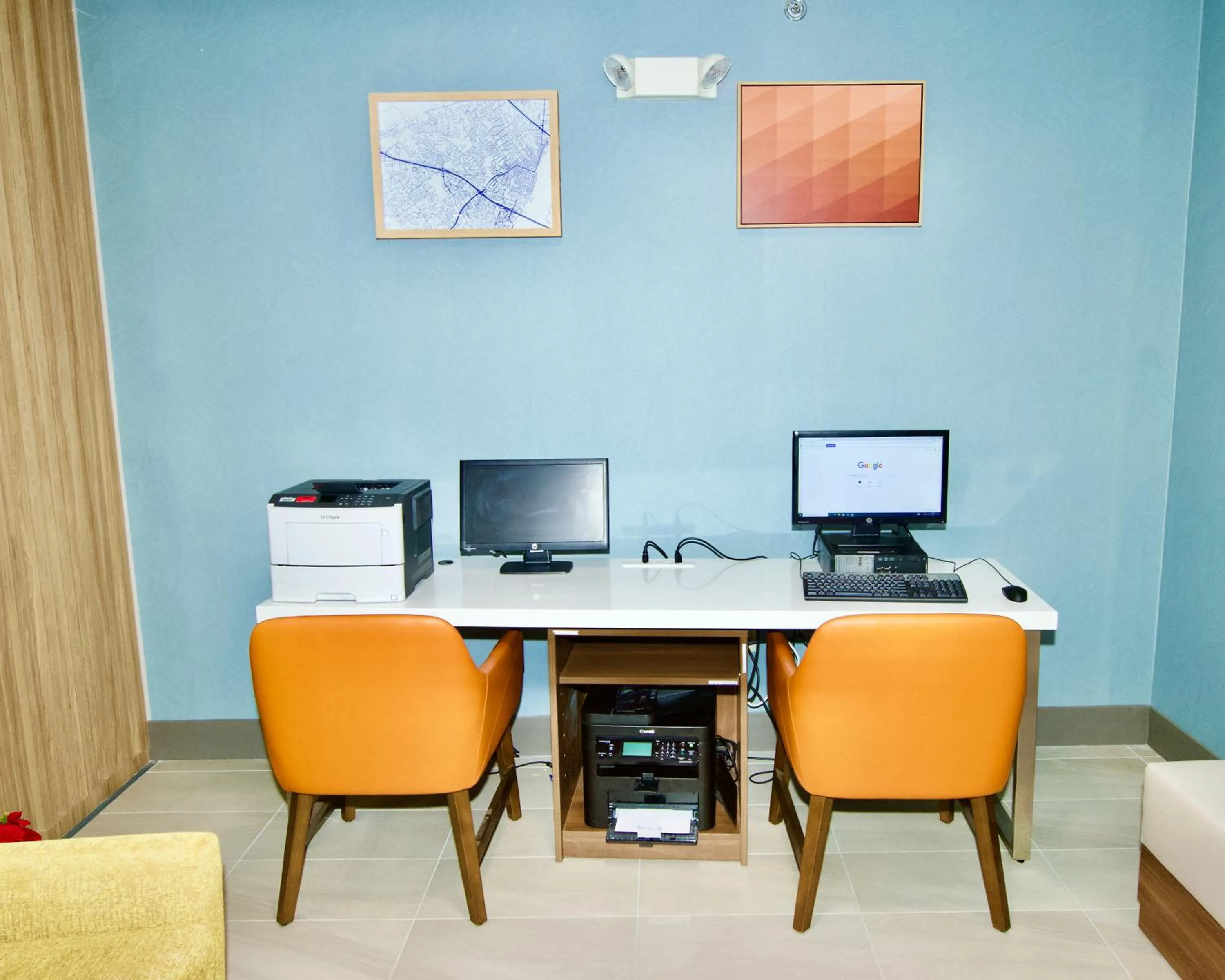 Business facilities in Holiday Inn Express Hotel & Suites St. Charles by IHG