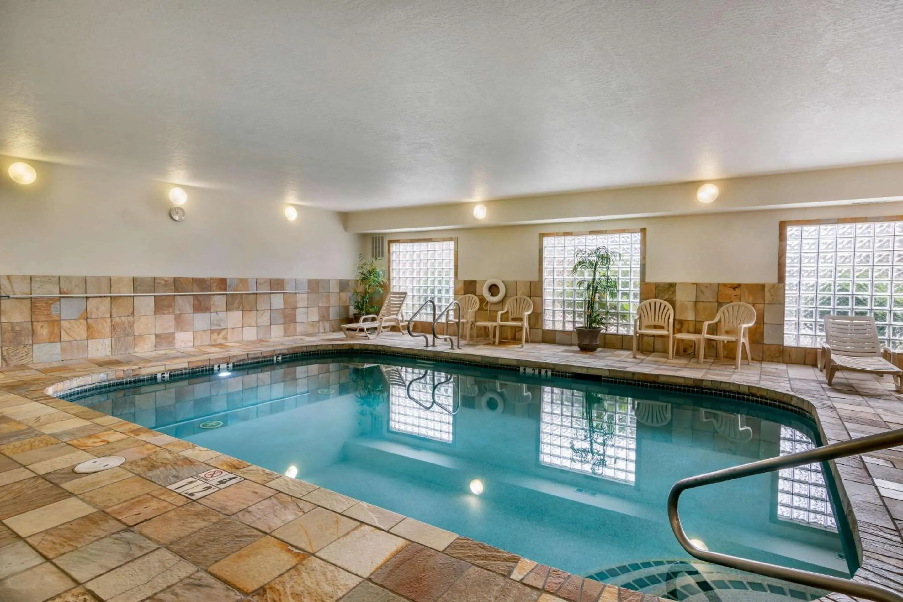 Swimming pool in Clarion Pointe Medford