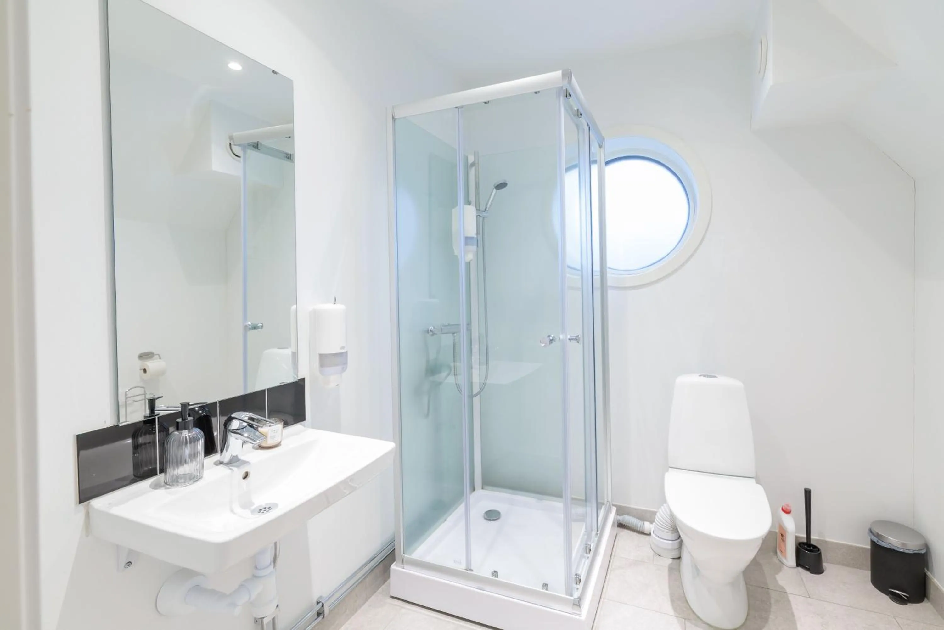 Bathroom in Easy Livin' Apartment Hotel