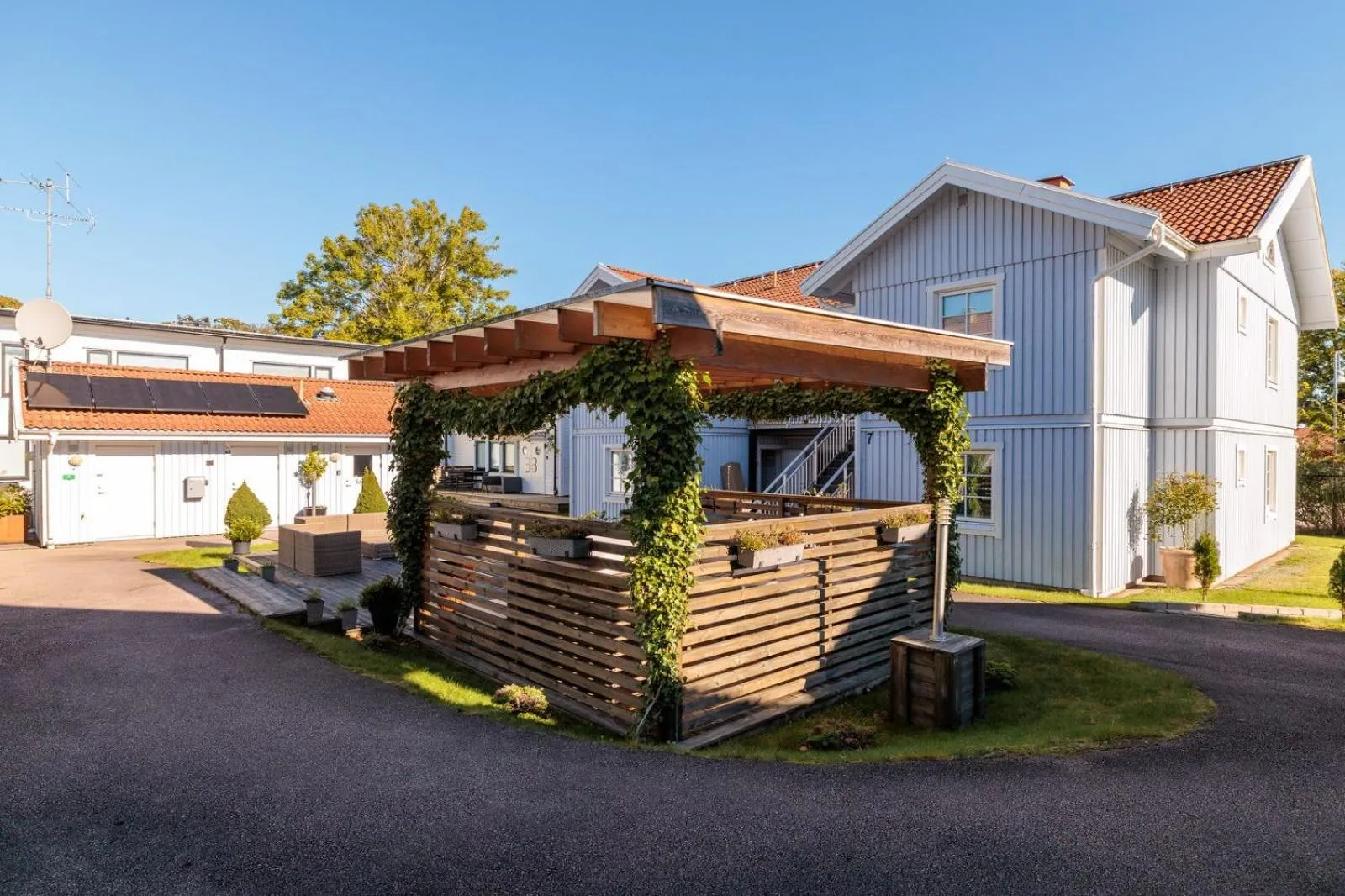 Property building in Easy Livin' Apartment Hotel