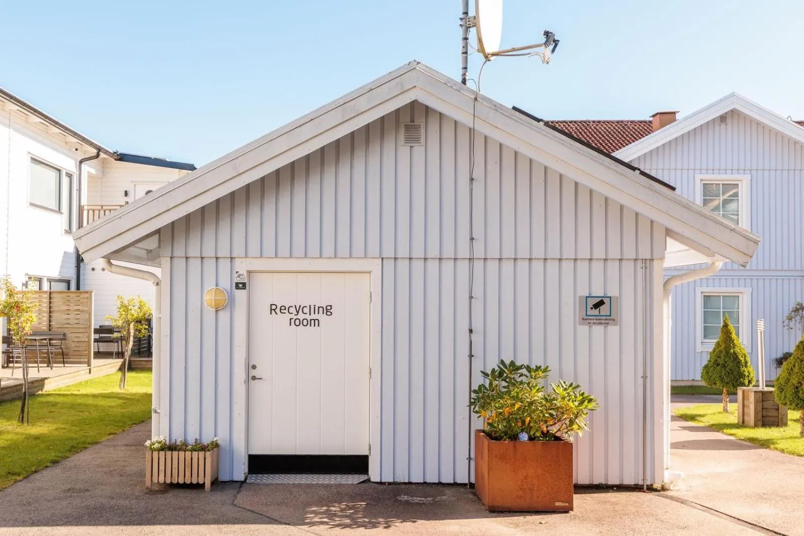 Property building in Easy Livin' Apartment Hotel