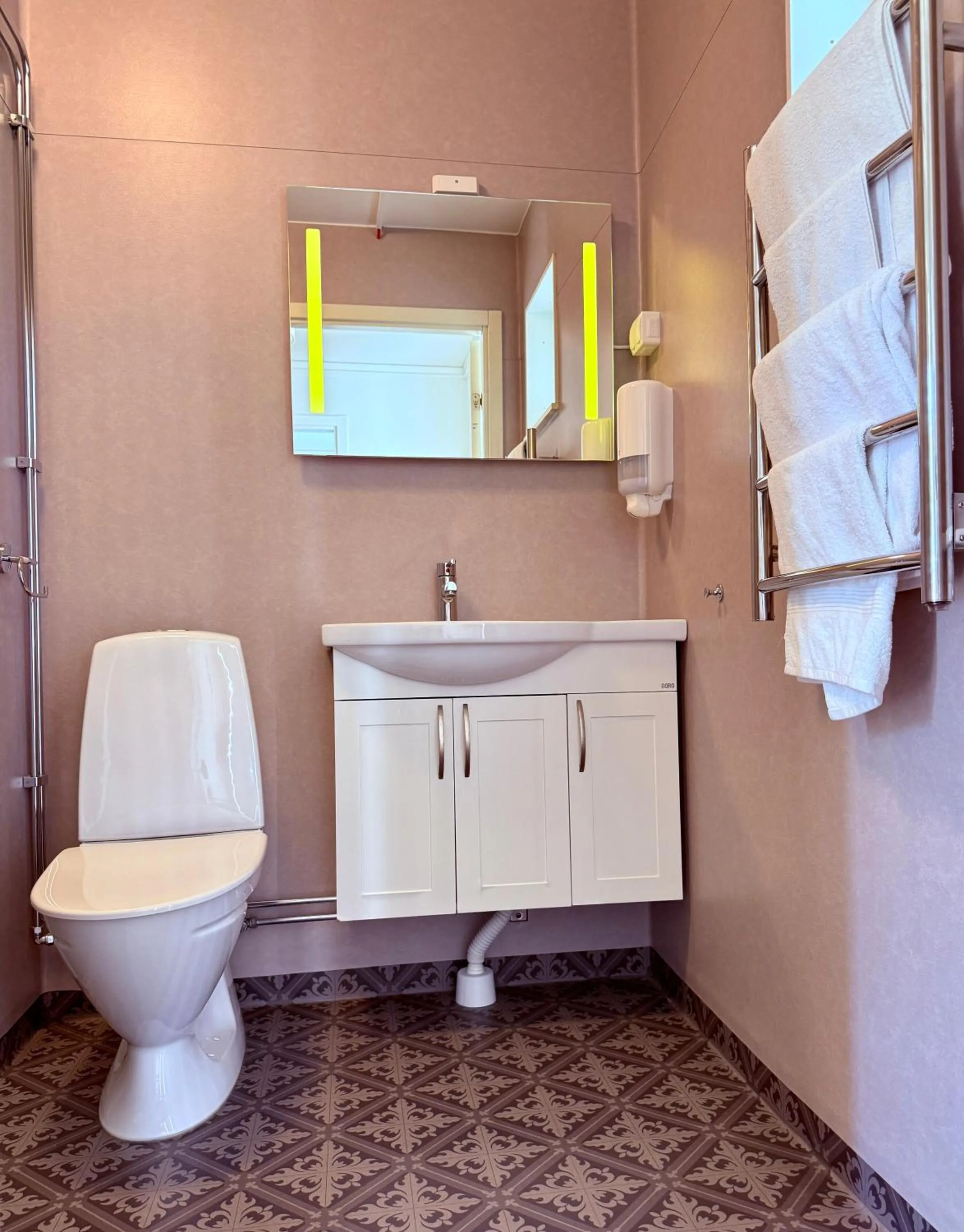 Easy Livin' Apartment Hotel