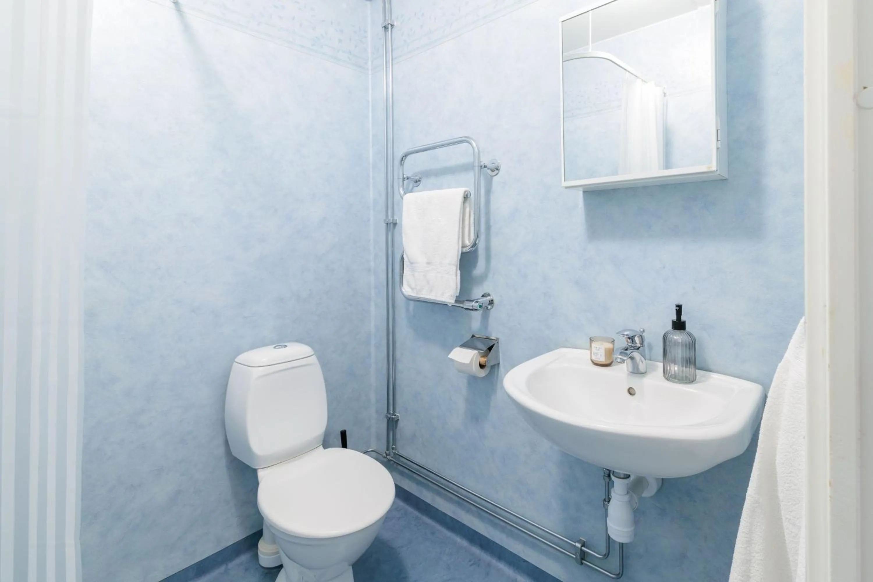 Easy Livin' Apartment Hotel