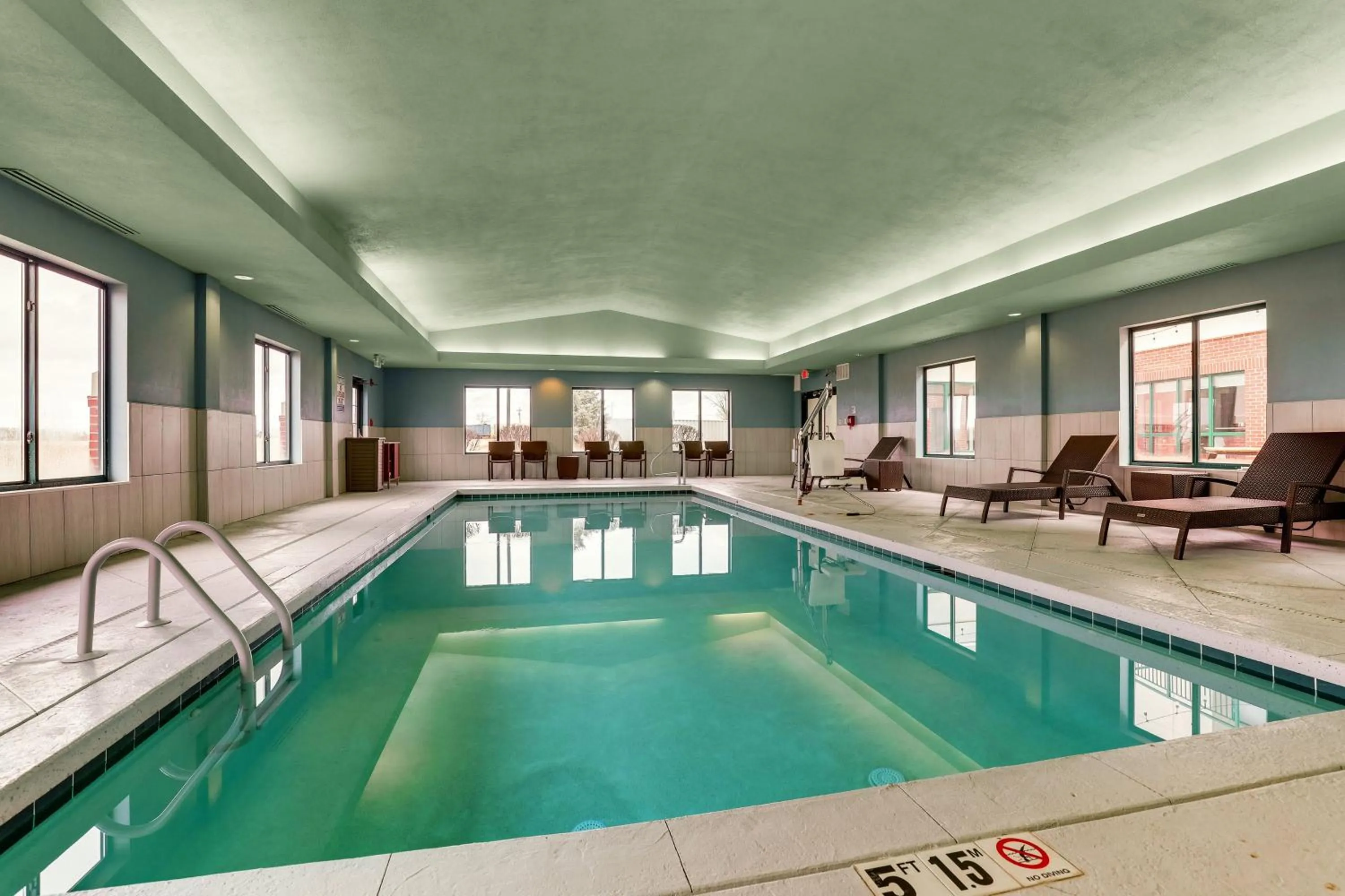 Swimming pool in Holiday Inn Express Hotel & Suites Bryan-Montpelier by IHG