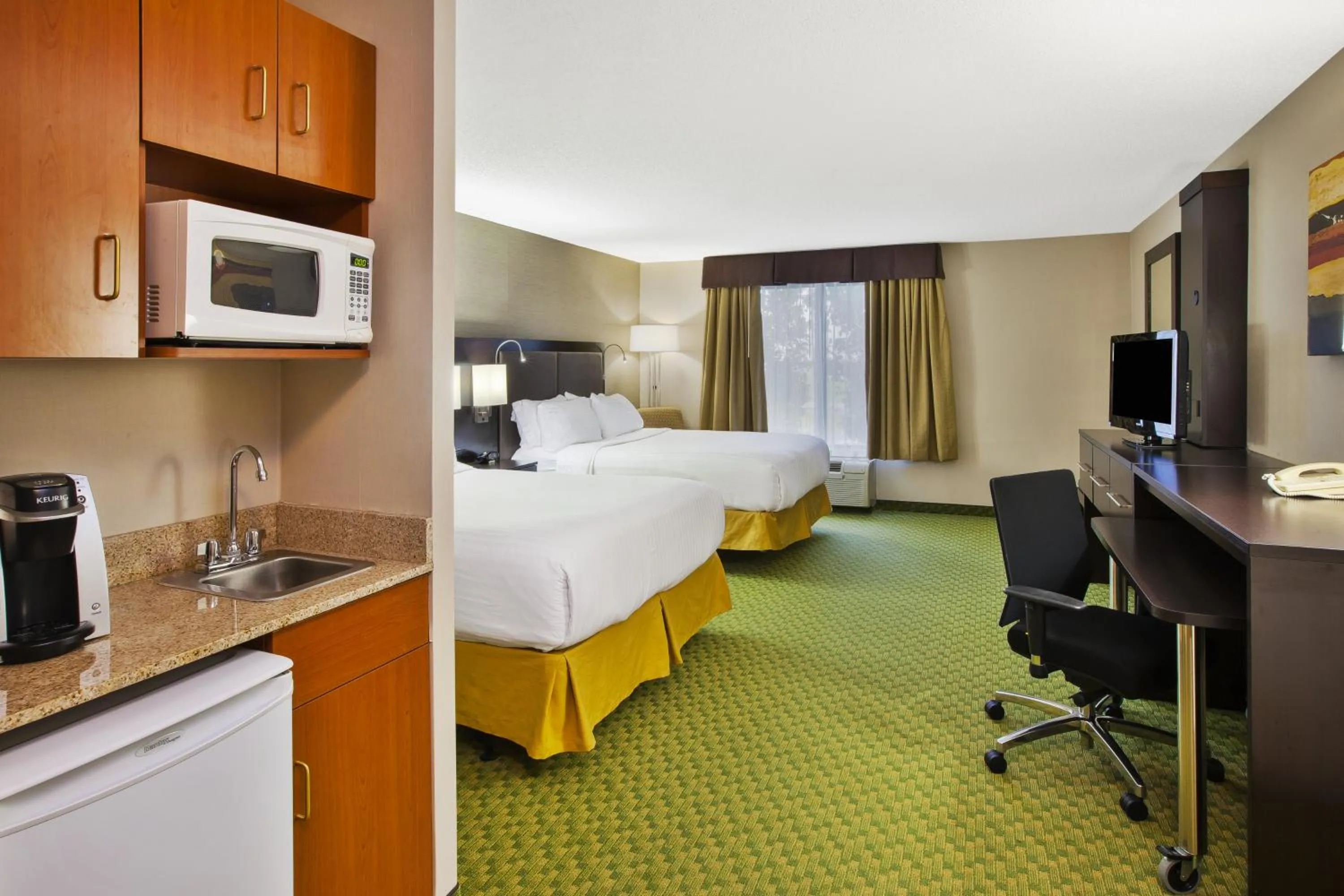 Photo of the whole room, Bed in Holiday Inn Express Hotel & Suites Bryan-Montpelier by IHG