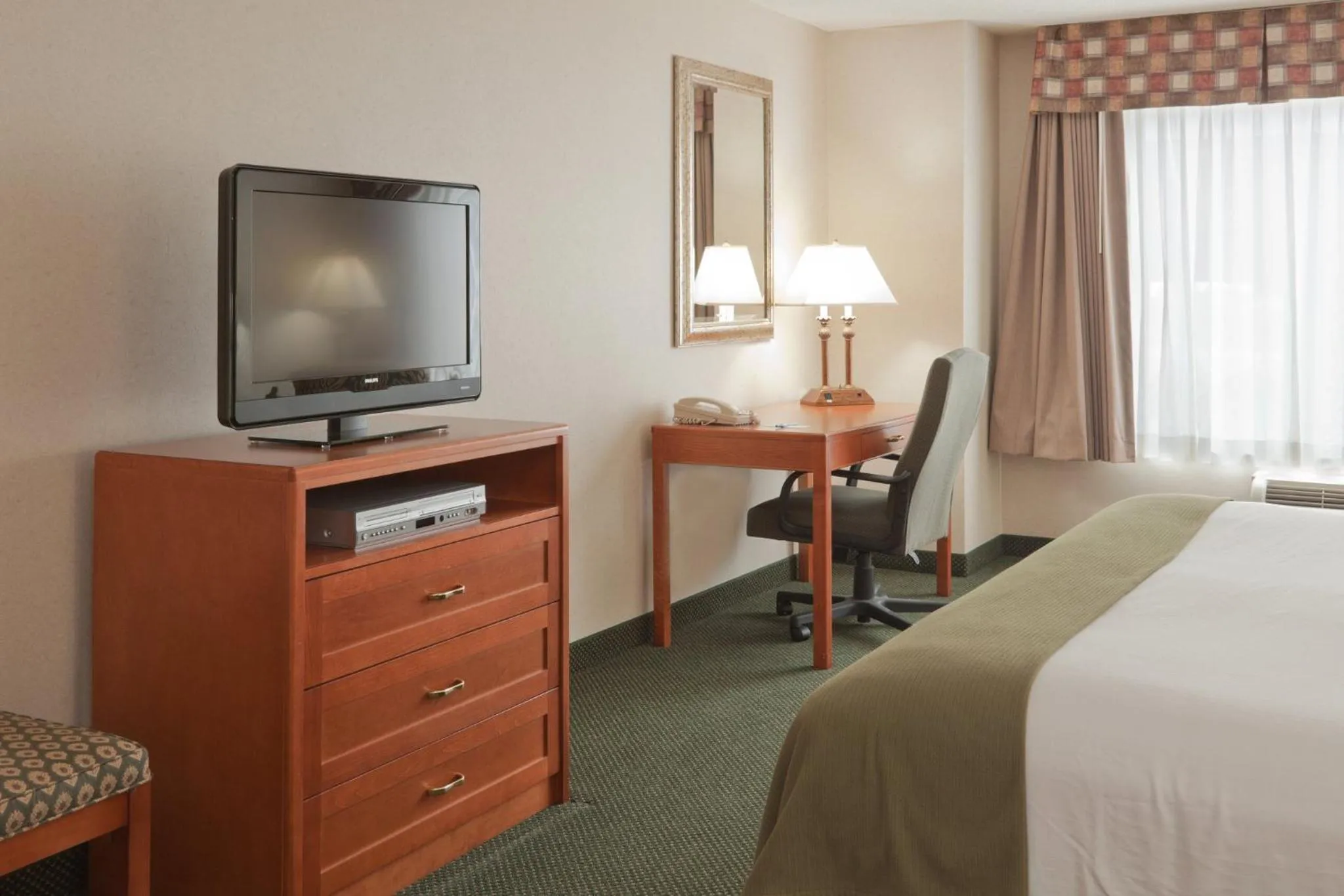 Photo of the whole room, Bed in Holiday Inn Express Hotel & Suites Bryan-Montpelier by IHG