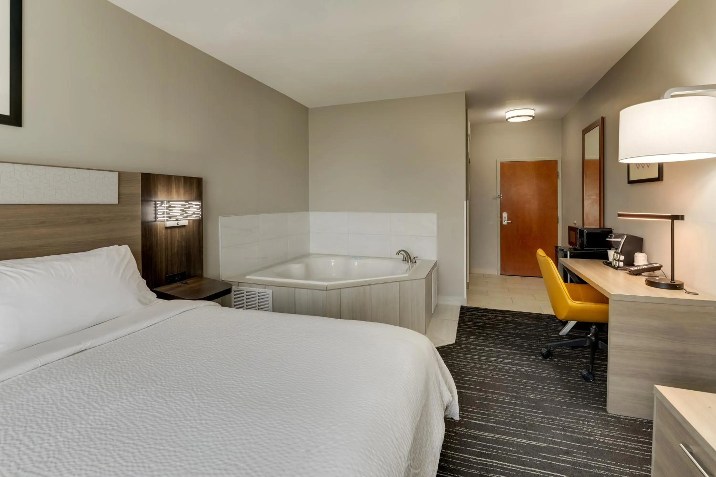 Hot Tub, Bed in Holiday Inn Express Hotel & Suites Bryan-Montpelier by IHG