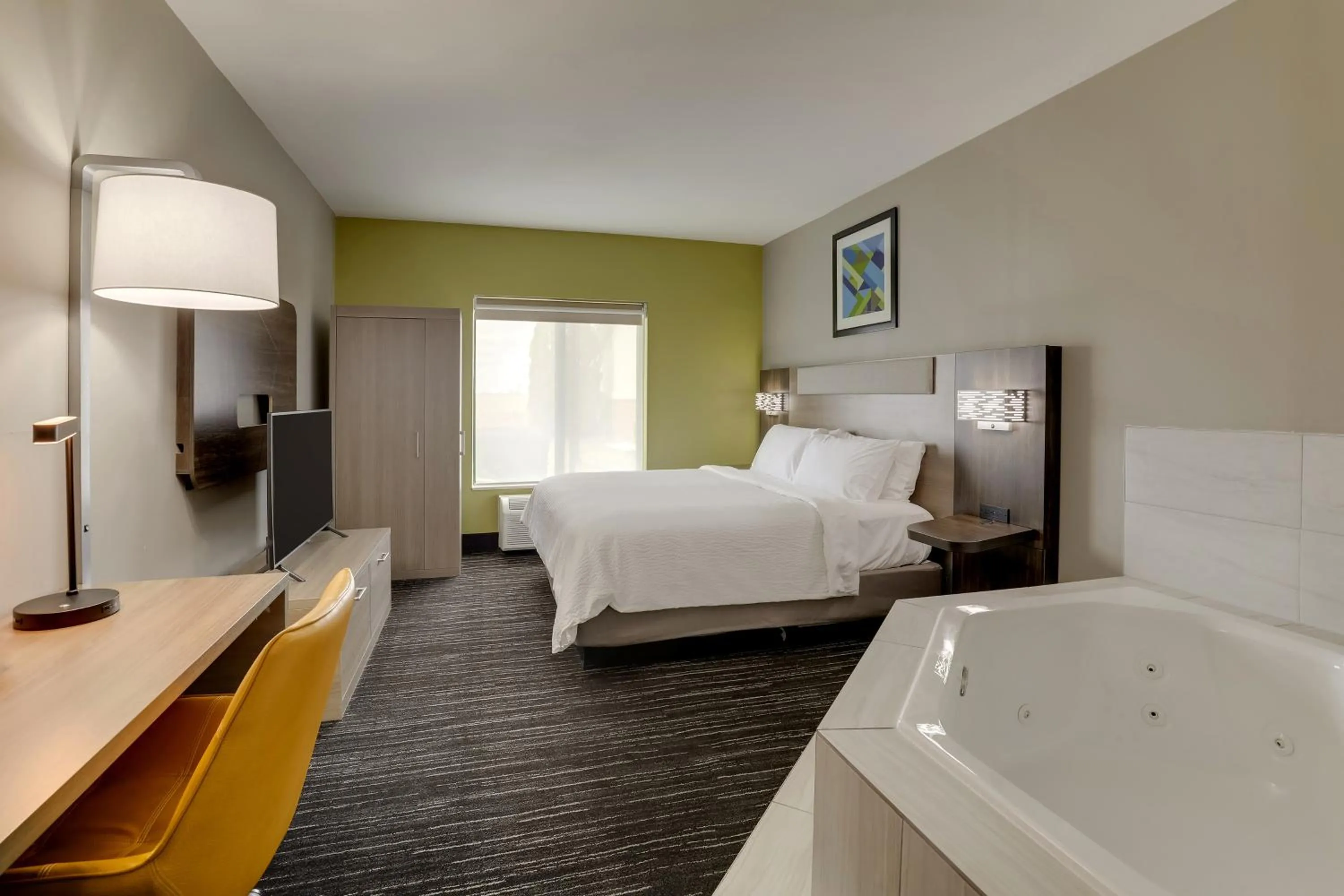 Hot Tub, Bed in Holiday Inn Express Hotel & Suites Bryan-Montpelier by IHG