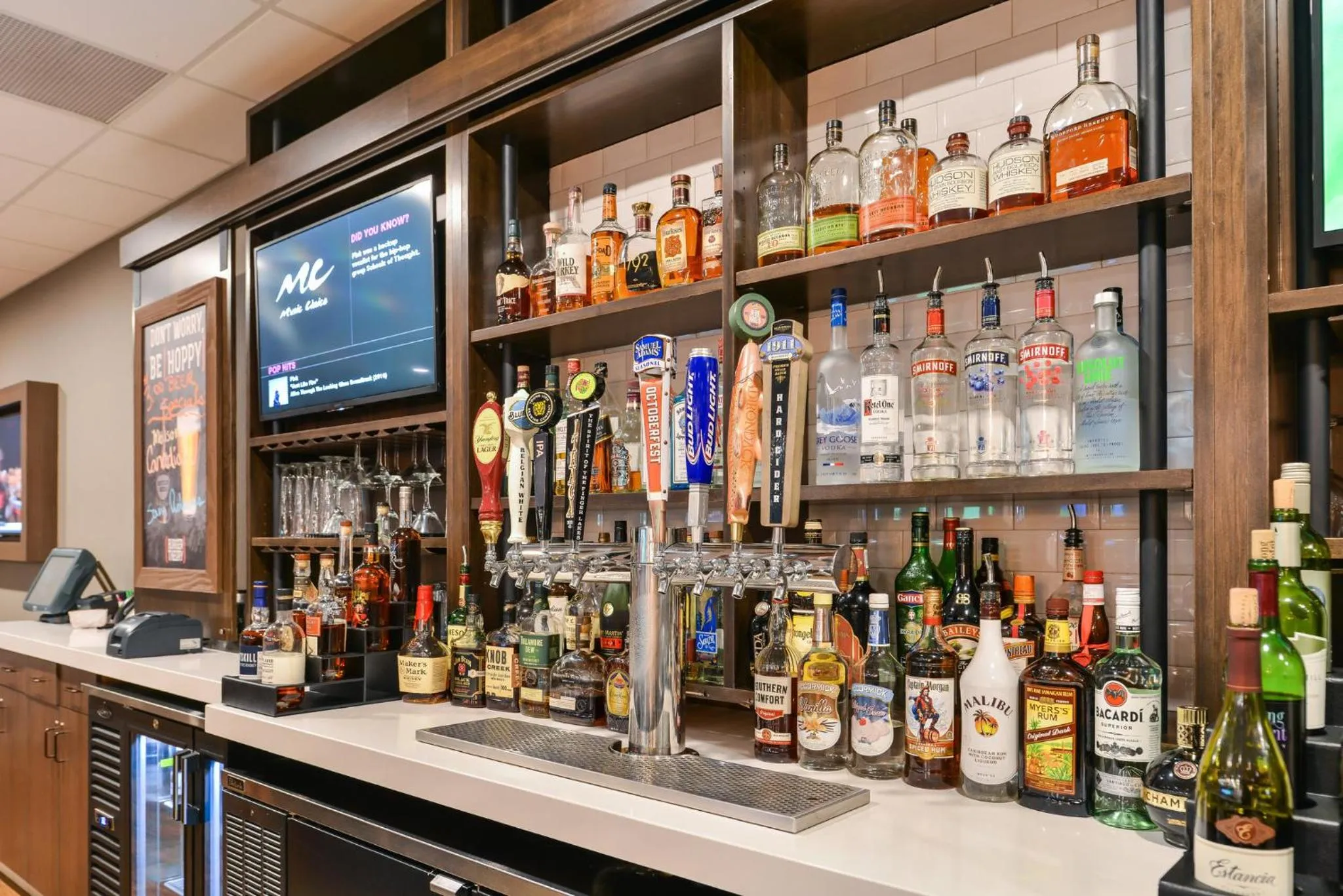 Lounge or bar in Holiday Inn Auburn-Finger Lakes Region by IHG