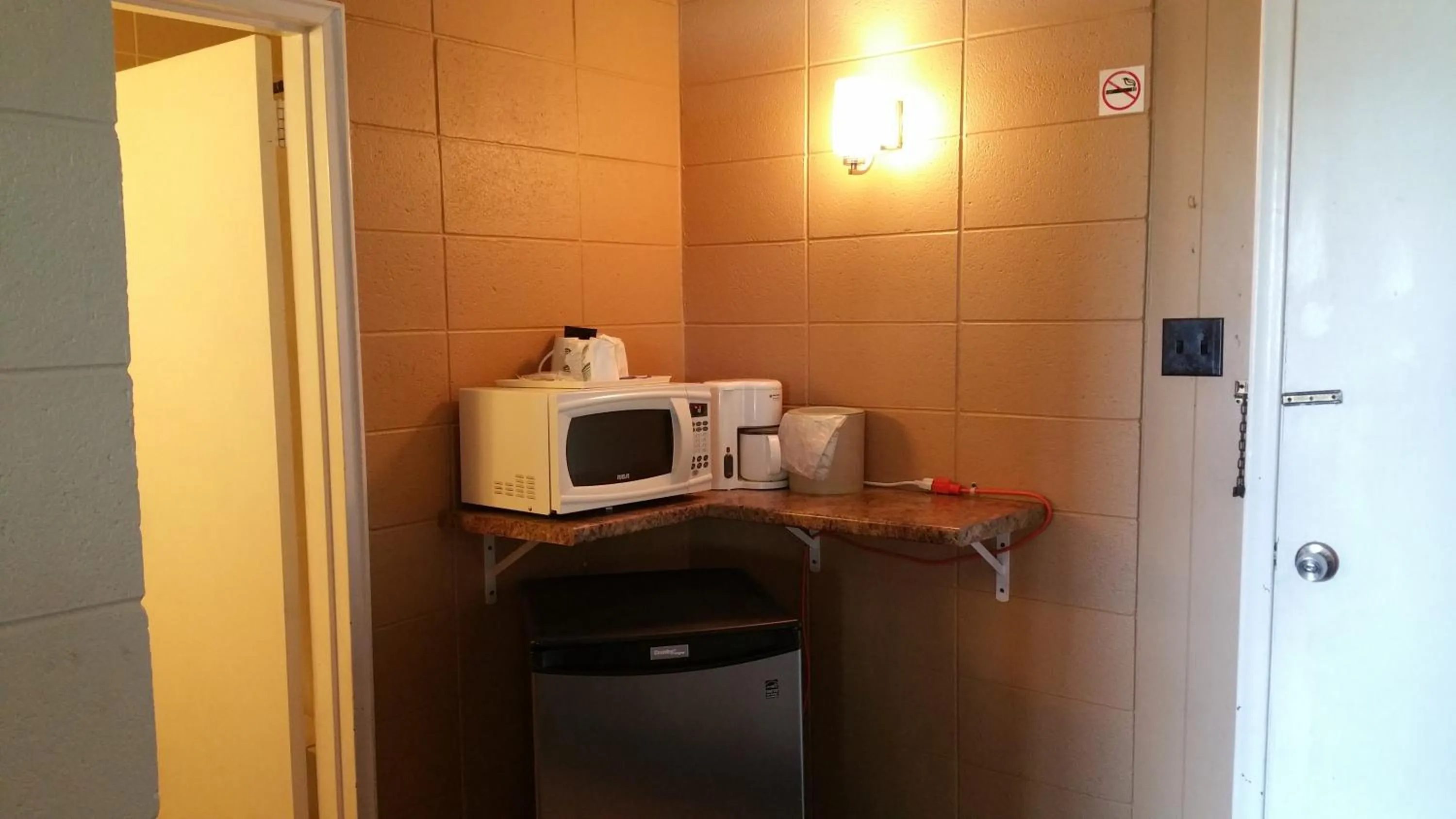 Coffee/tea facilities in Riverview Motel