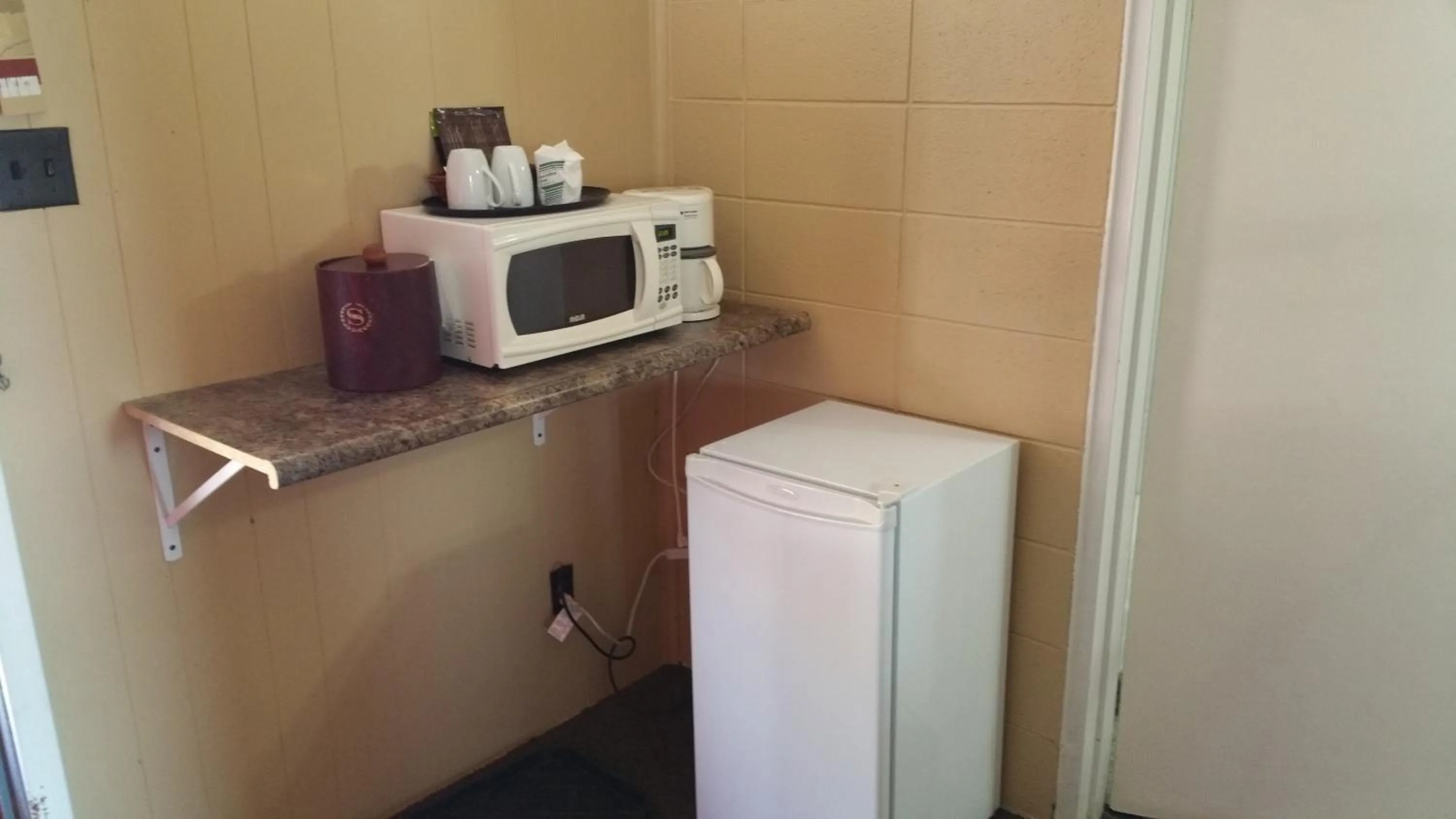 Coffee/tea facilities in Riverview Motel