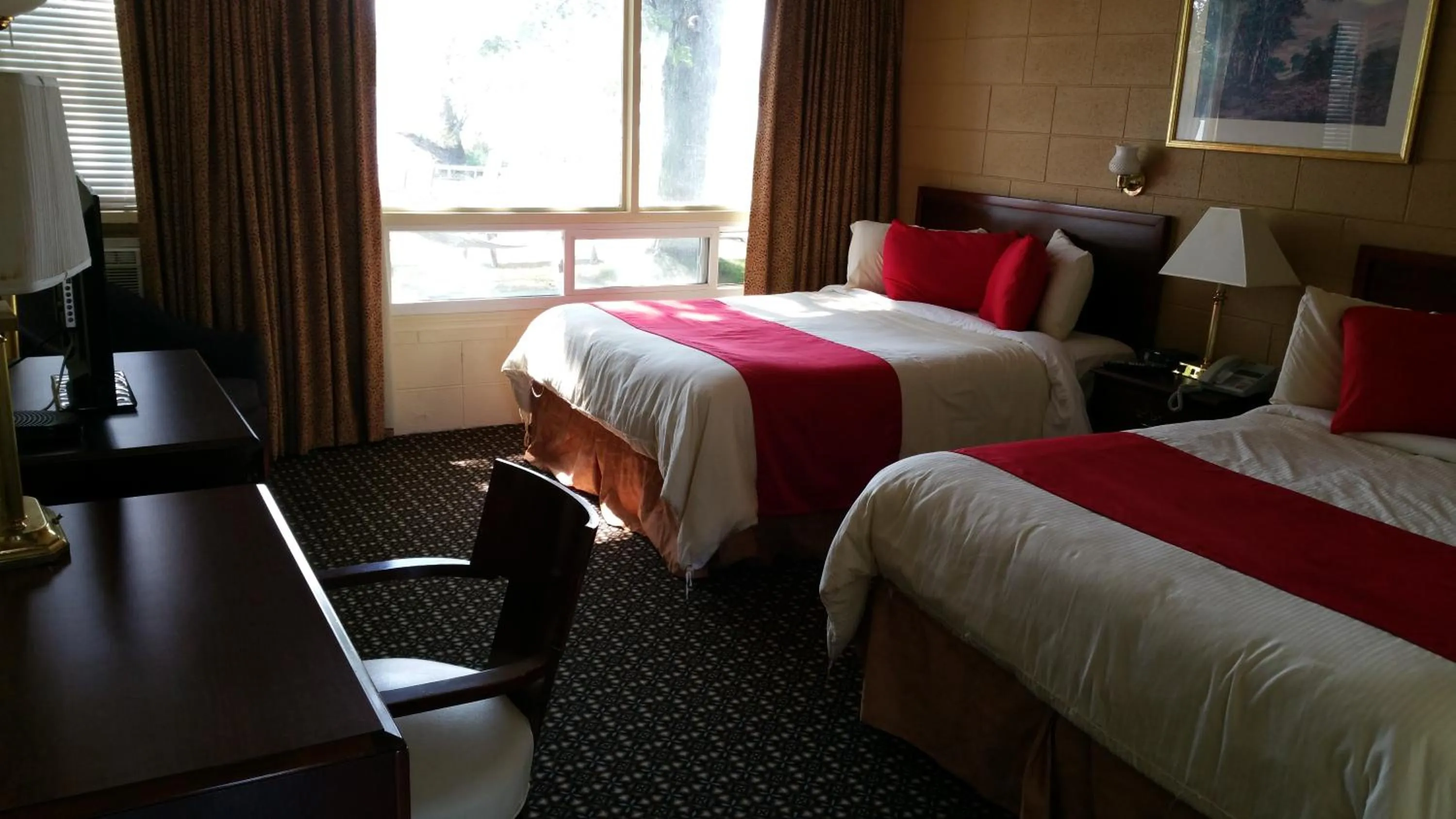 Photo of the whole room, Bed in Riverview Motel