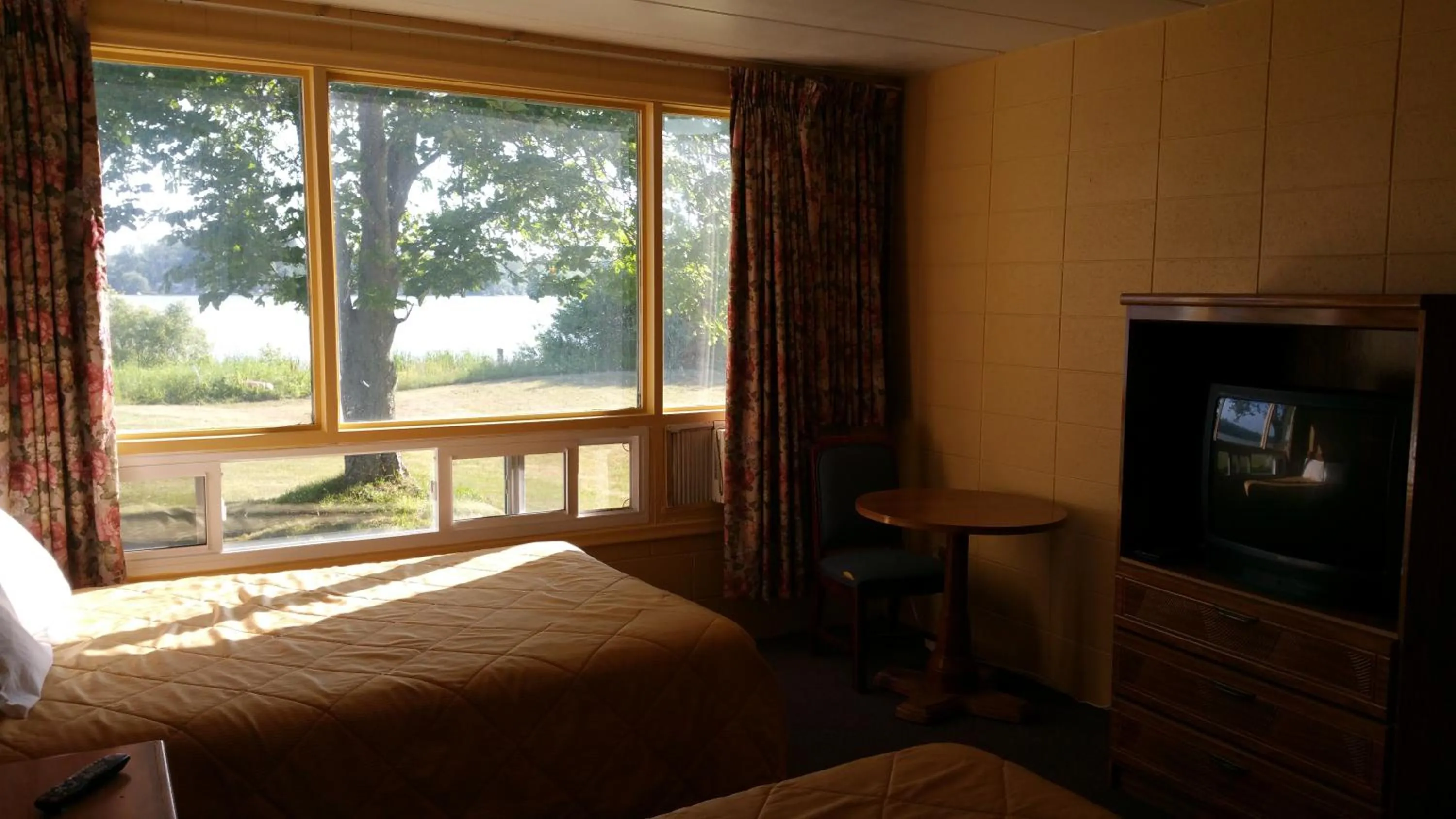 Bed in Riverview Motel