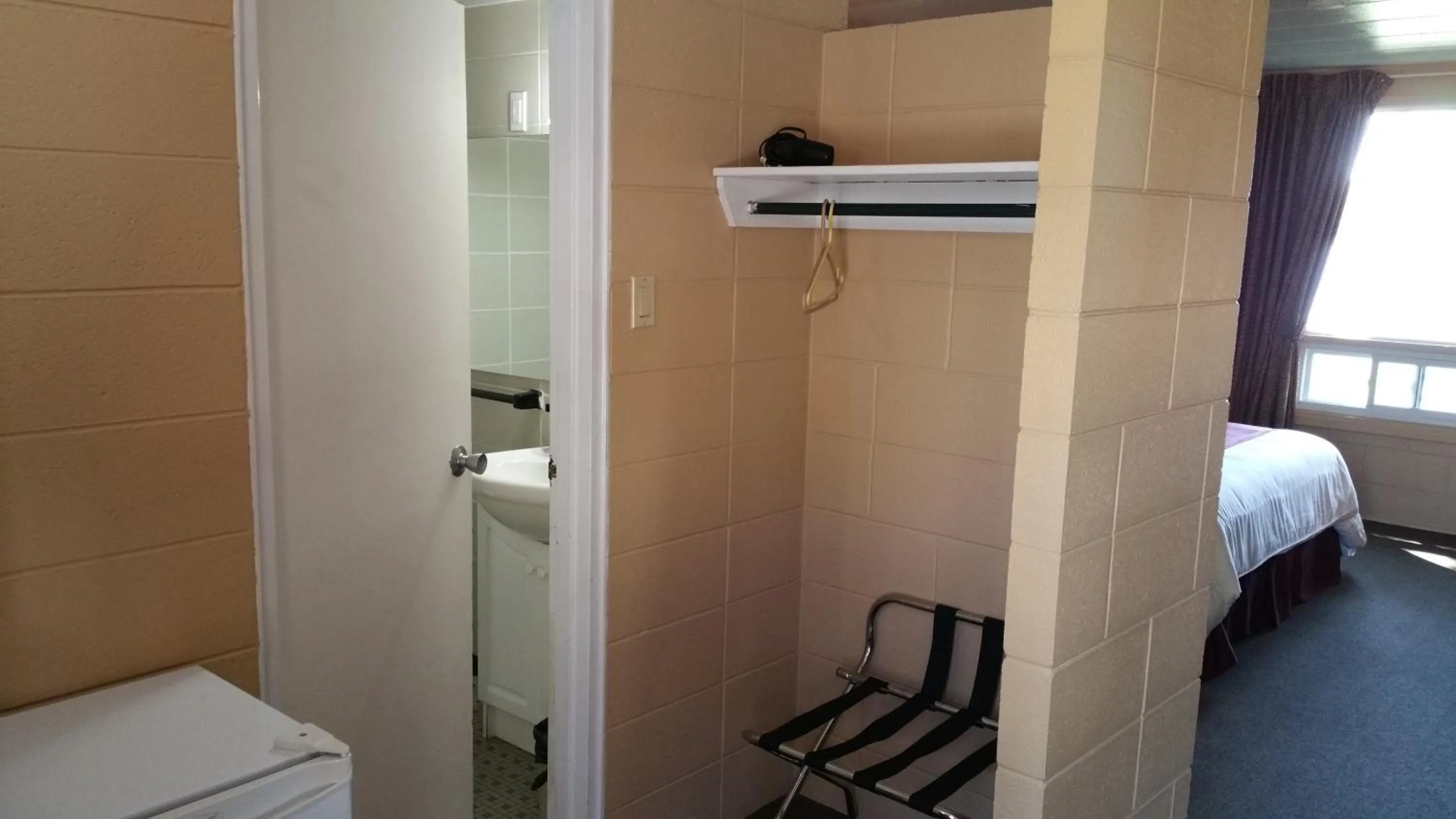 Bathroom, Bed in Riverview Motel