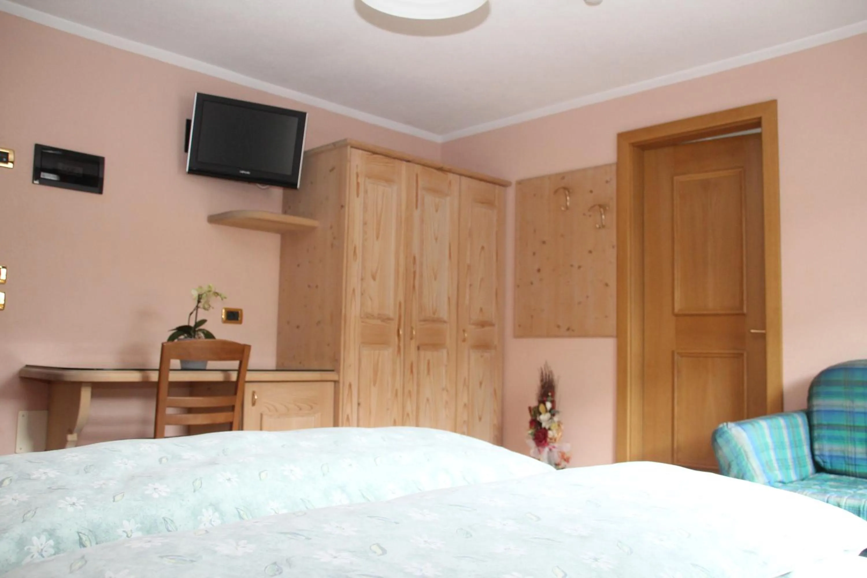 Bedroom, Bed in Albergo Caravasc