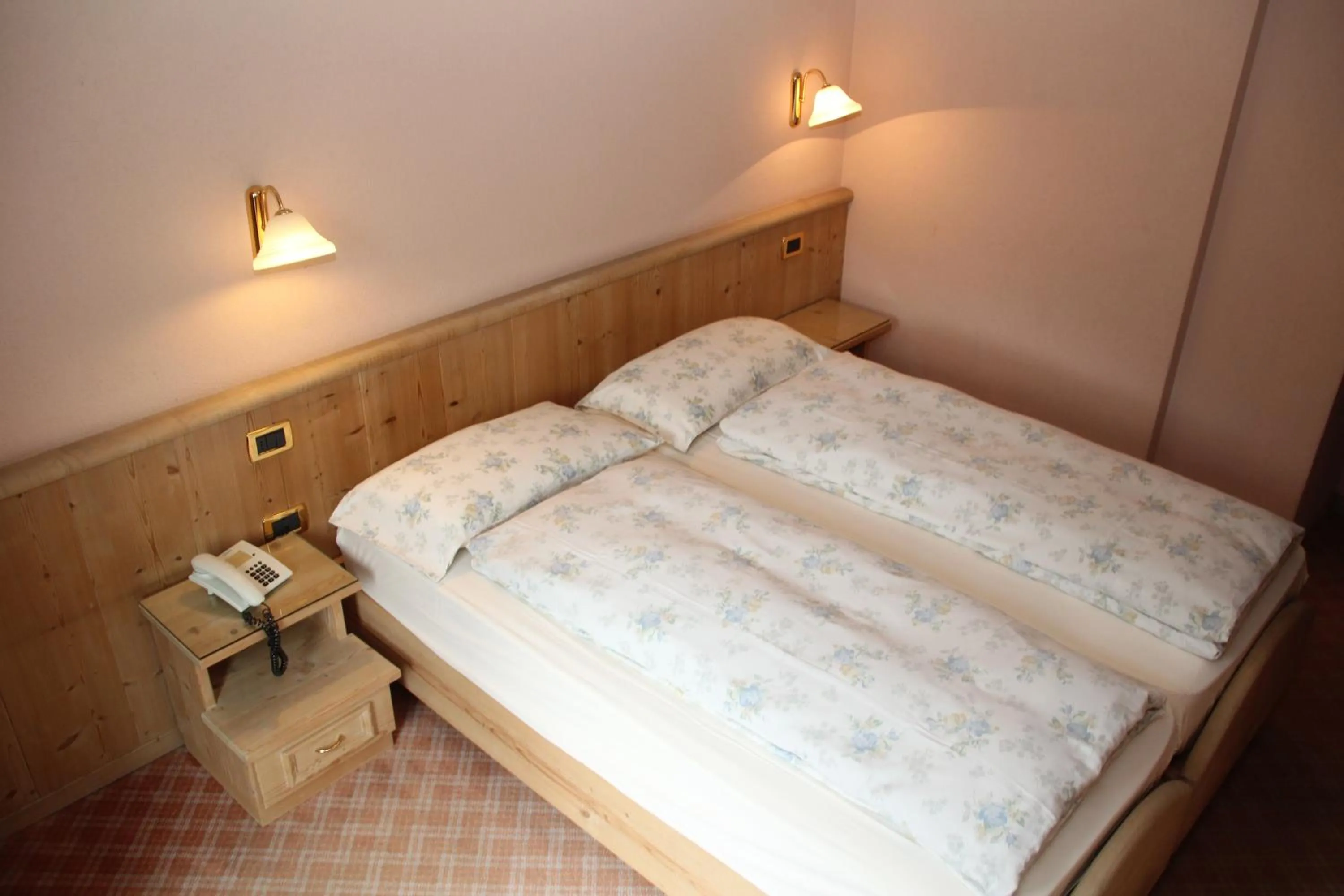 Photo of the whole room, Bed in Albergo Caravasc