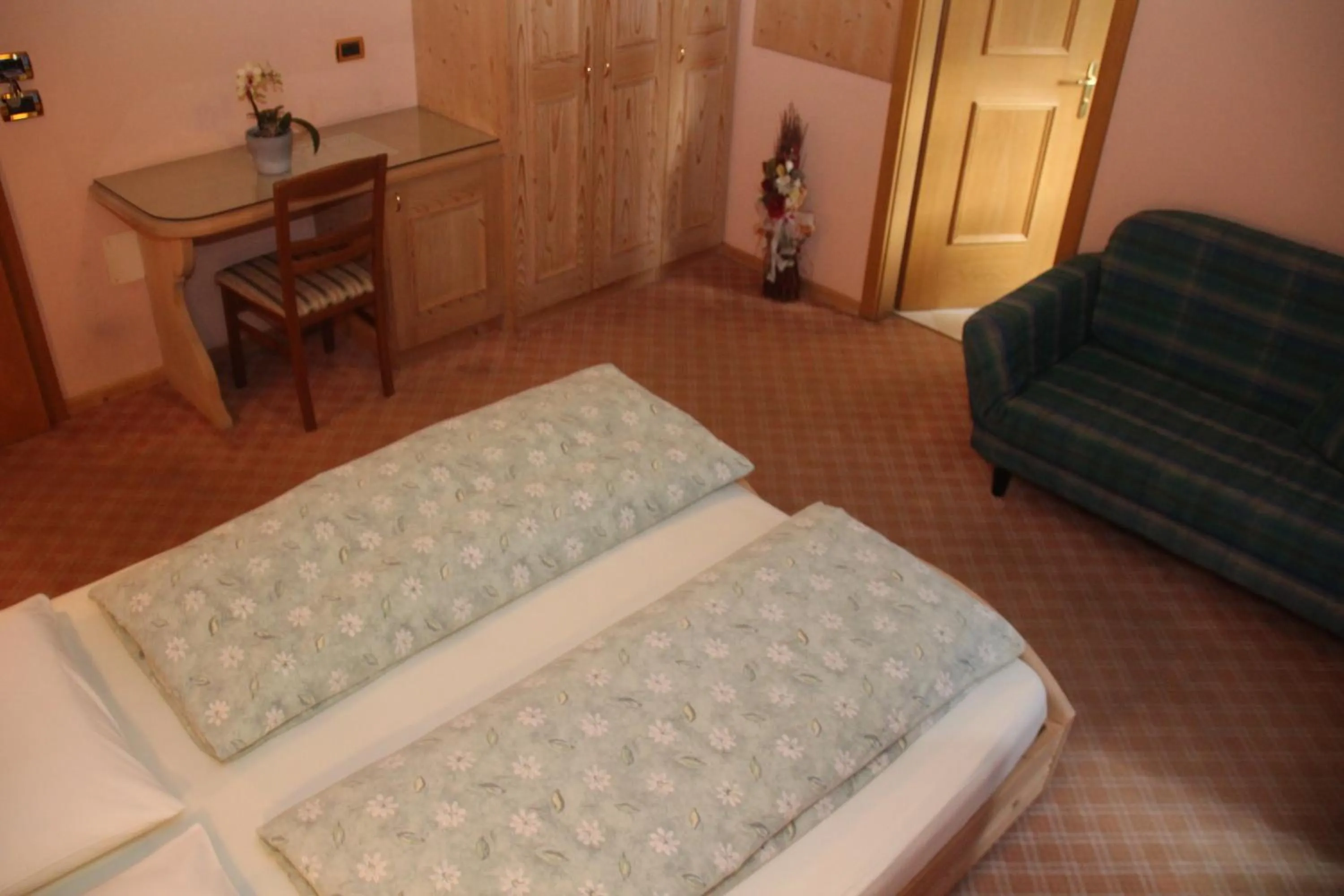 Photo of the whole room, Bed in Albergo Caravasc
