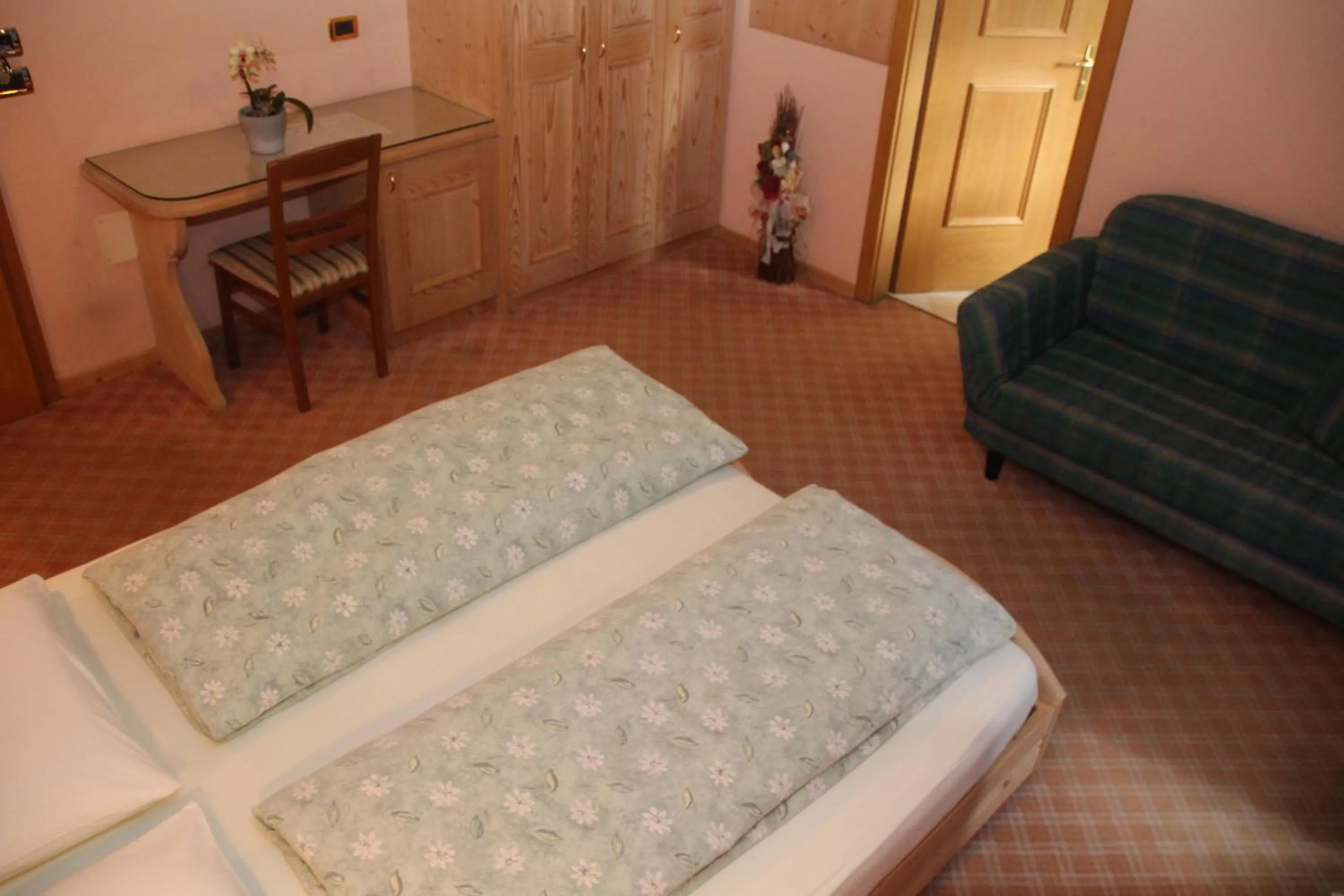 Photo of the whole room, Bed in Albergo Caravasc