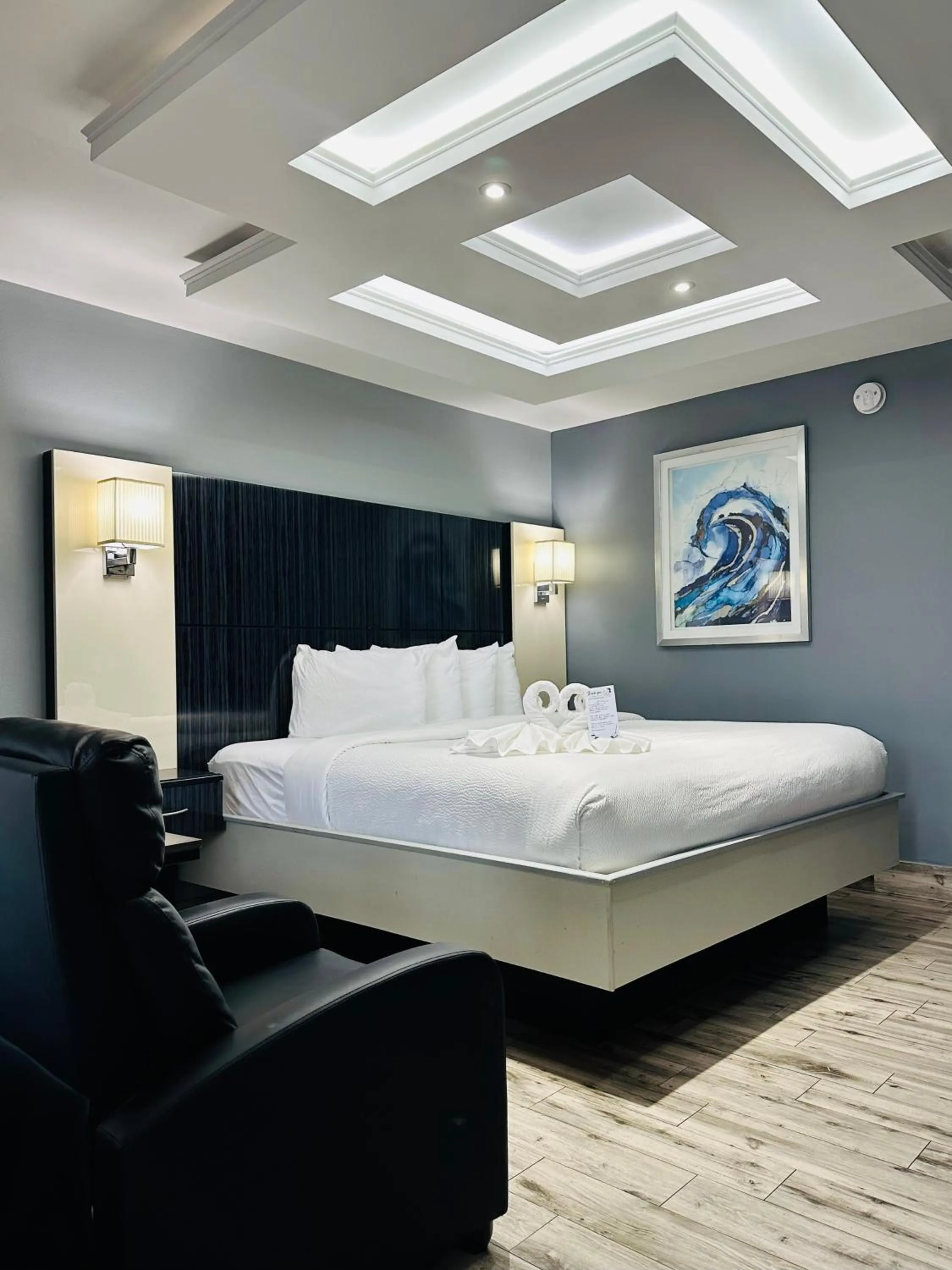 Bed in Historic Waterfront Marion Motor Lodge in downtown St Augustine