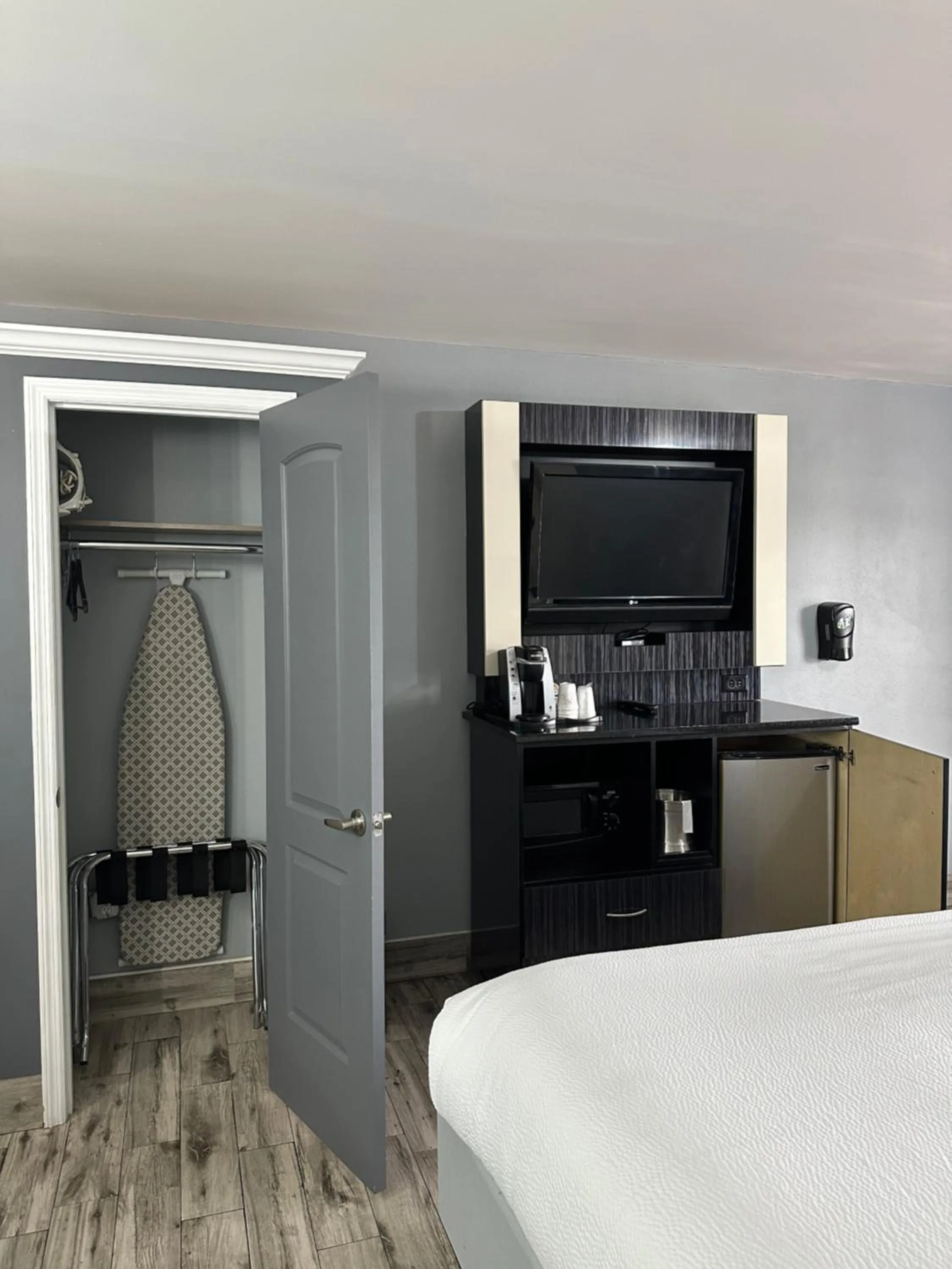 microwave, Bed in Historic Waterfront Marion Motor Lodge in downtown St Augustine