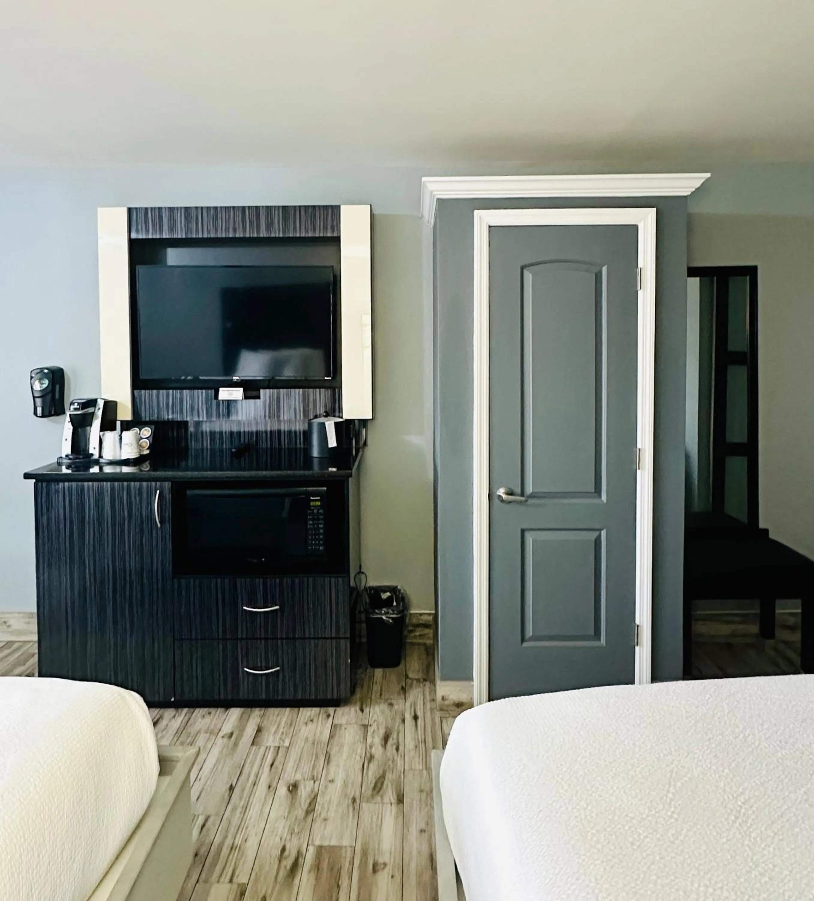 TV and multimedia, Bed in Historic Waterfront Marion Motor Lodge in downtown St Augustine