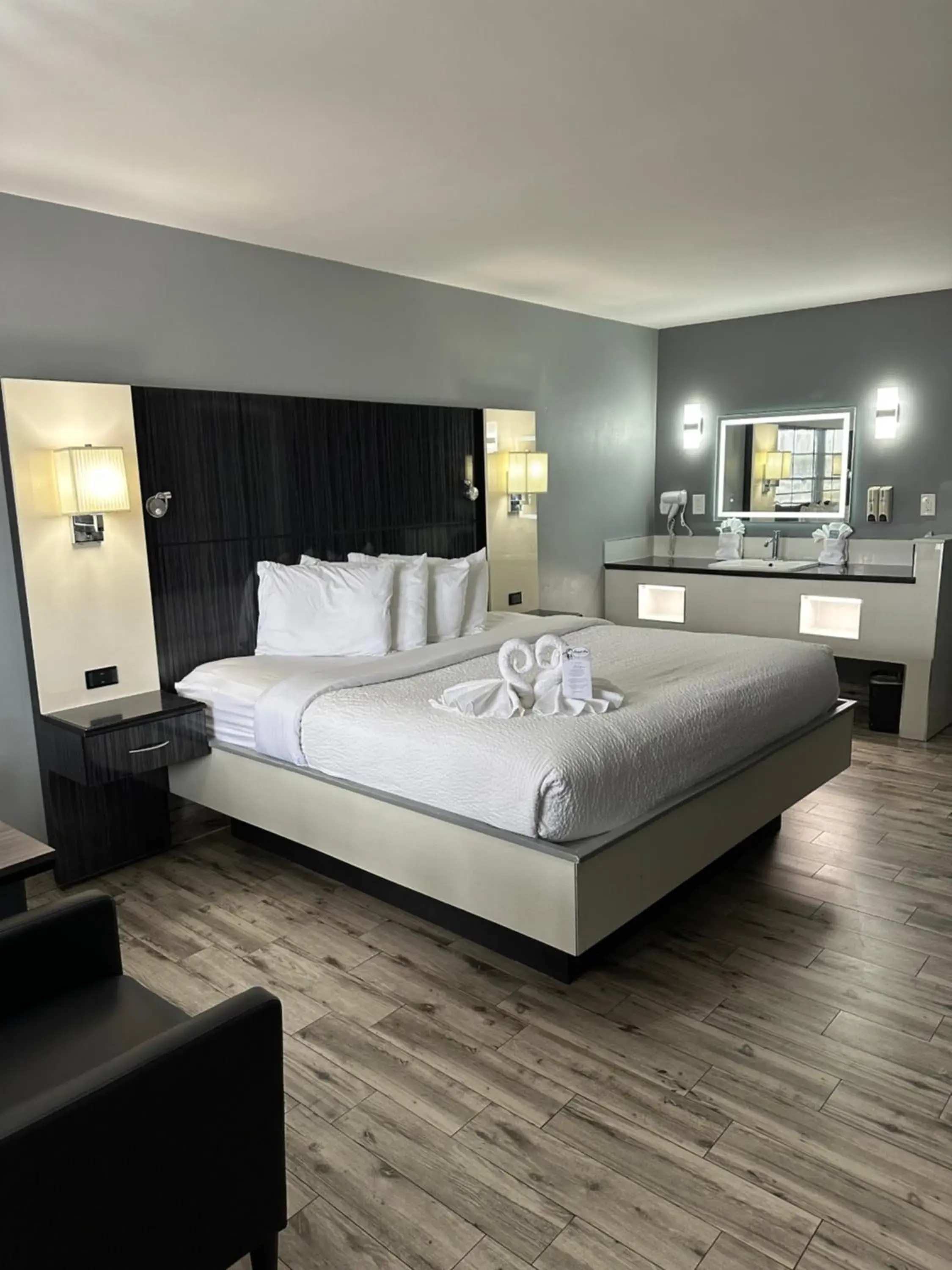 Deluxe King Room in Historic Waterfront Marion Motor Lodge in downtown St Augustine Deluxe King Room in Historic Waterfront Marion Motor Lodge in downtown St Augustine