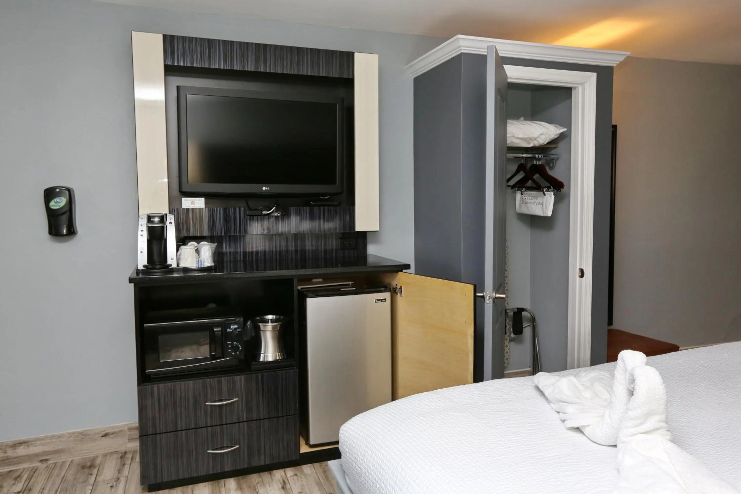 TV and multimedia, Bed in Historic Waterfront Marion Motor Lodge in downtown St Augustine