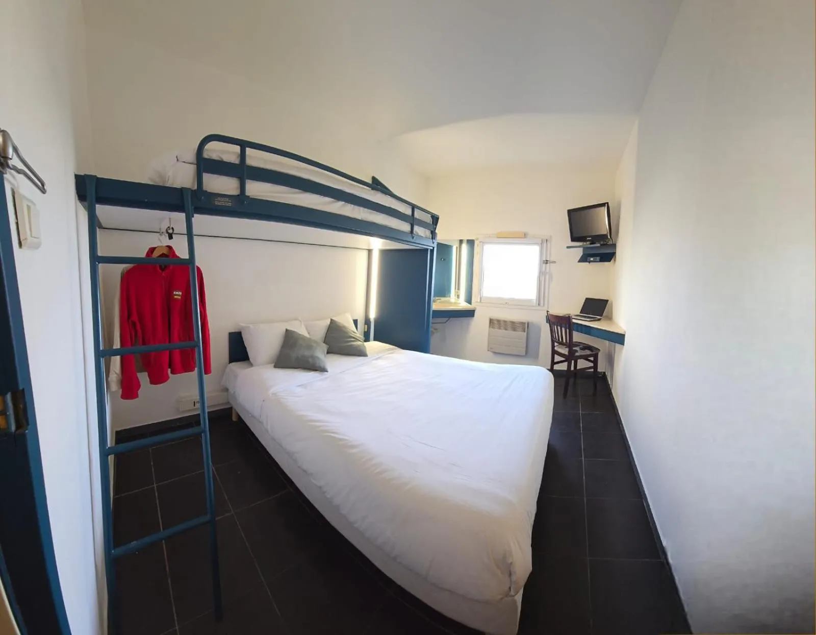 Bedroom, Bed in Enzo Hotels 1er prix Dreux