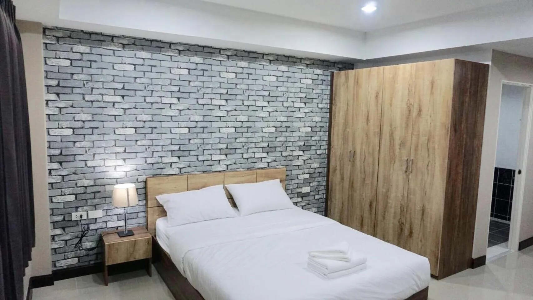 Photo of the whole room, Bed in Room58