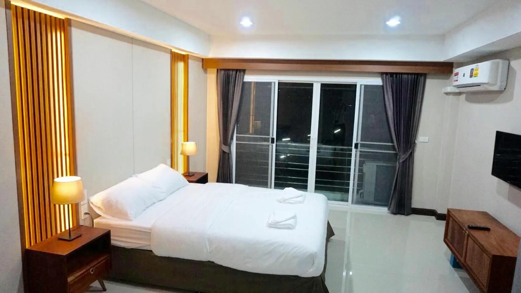 Photo of the whole room, Bed in Room58